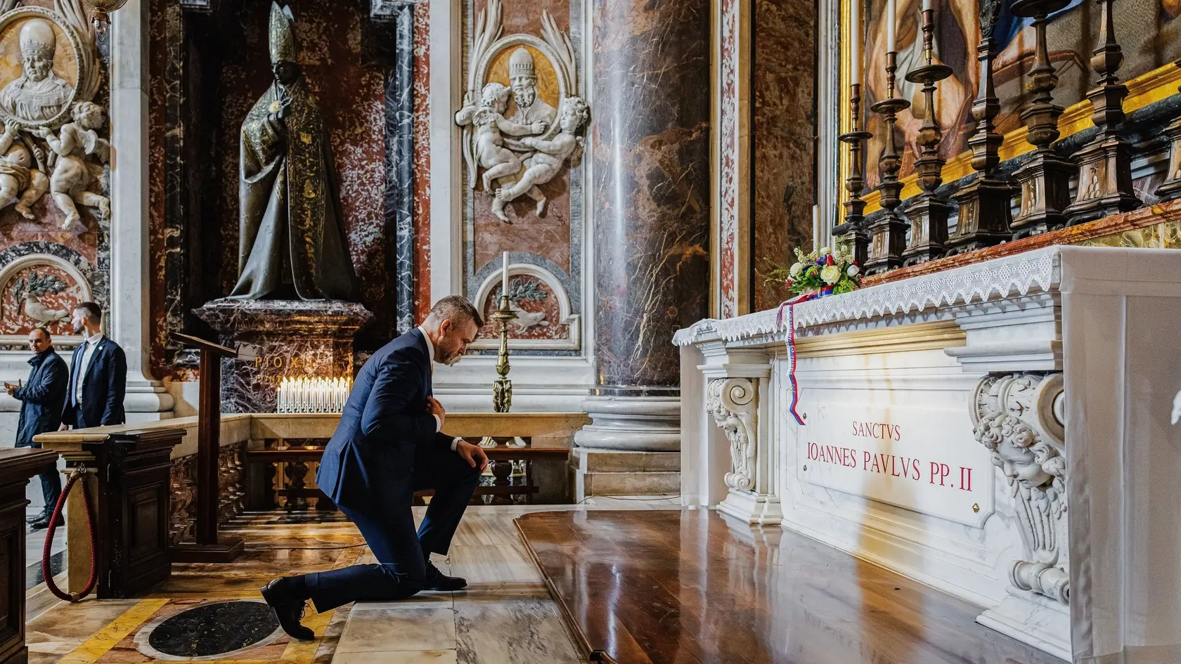 Prezident SR Peter Pellegrini pred hrobkou pápeža Jána Pavla II. v Bazilike sv. Petra vo Vatikáne.