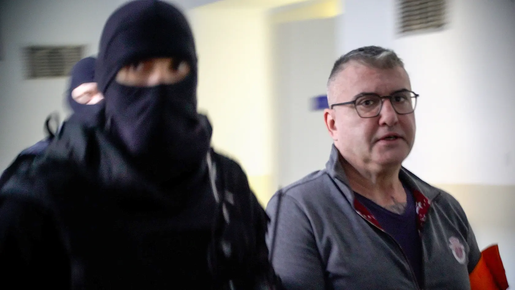 Skutok sa odohral v roku 2009. Už právoplatne odsúdený Nikolov prišiel do garáže s kuklou na hlave, nepriestrelnou vestou na hrudi a so sombrérom na hlave. Vybral sa k zaparkovanému autu, ktoré patrilo Kamilovi Haršánymu.