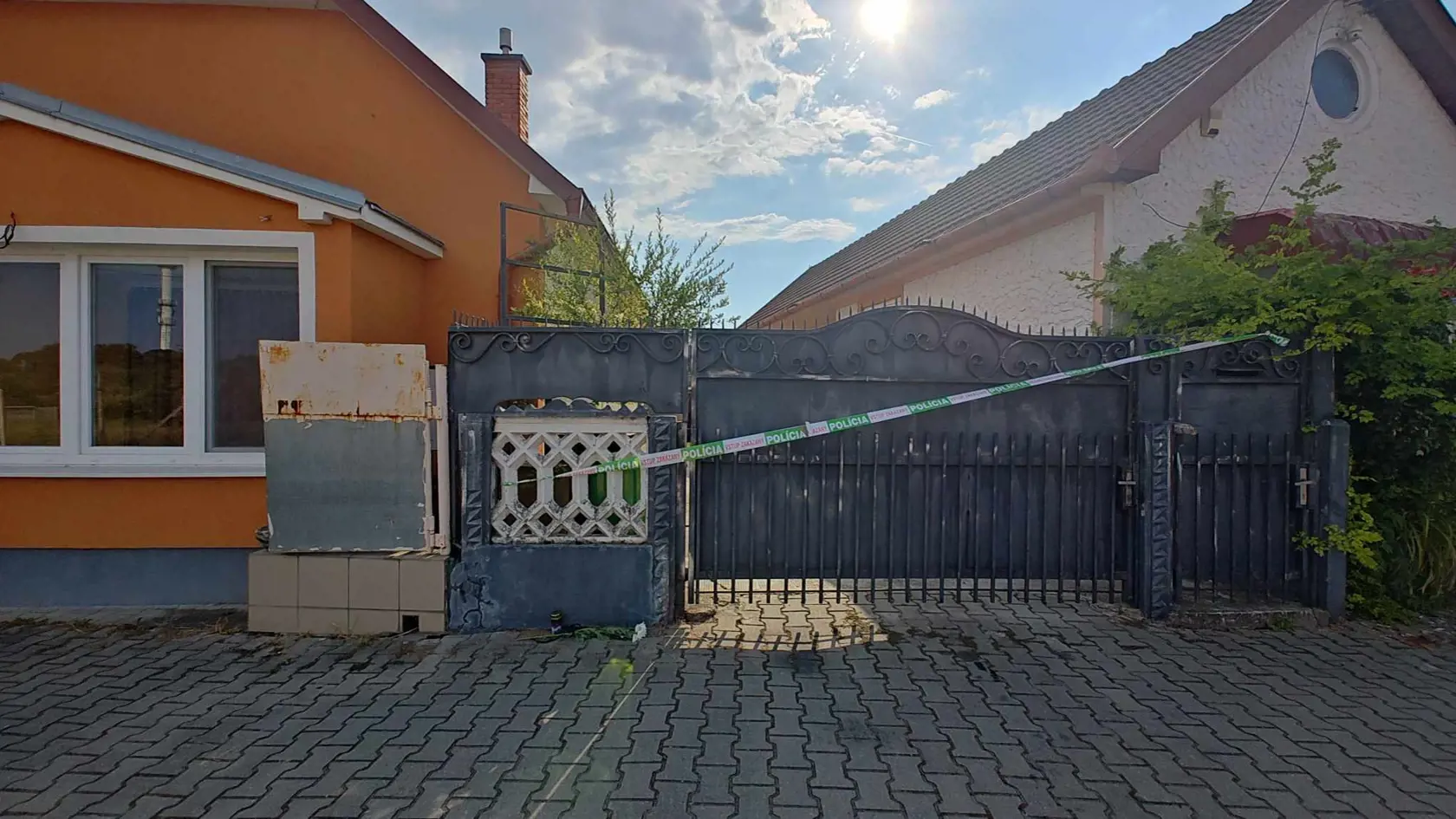 Pred bránu domu vo Veľkom Mederi ľudia položili sviečky a kvety.