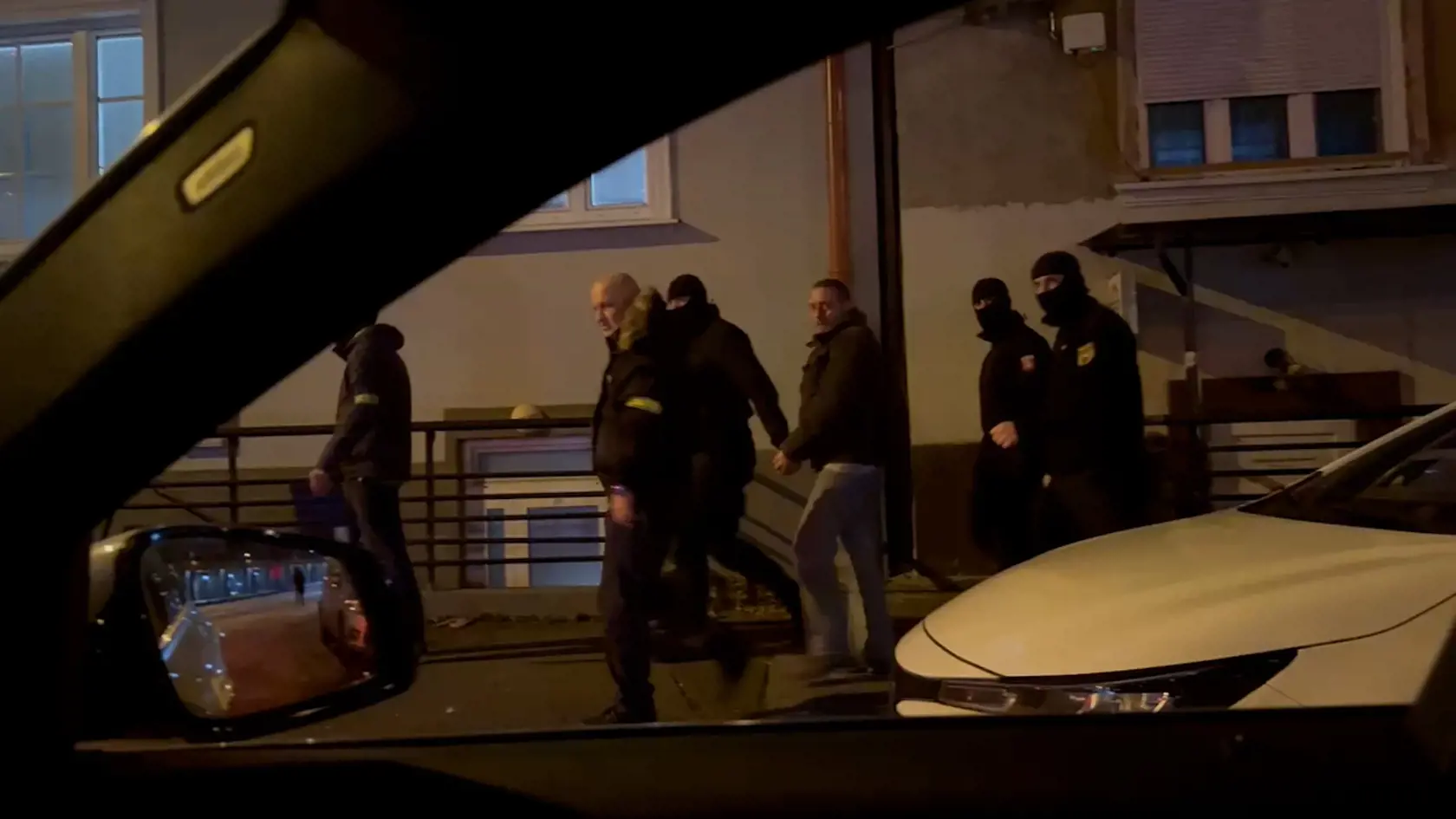 V ten istý deň potom ako ho zadržali policajti, prišiel v putách. Spoločnosť mu robili kukláči, ktorí z neho nespustili ani na chvíľku oči a vyšetrovatelia.