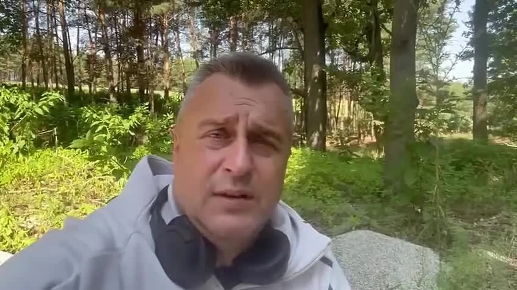 Šéf SNS Andrej Danko sa na sociálnej sieti prihovoril Slovákom, aby sa s nimi podelil o nepríjemnosť, ktorá sa mu stala v nedeľu (20.7.), keď sa vybral športovať do prírody. Jeho pokojný deň totiž odrazu narušil cyklista, ktorý bol podľa slov politika agresívny a začal mu vulgárne nadávať.