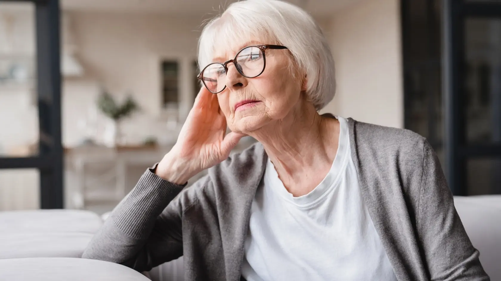 Seniori môžu ochorieť aj od svojich vnúčat a prejavy ochorenia nemusia byť typické.