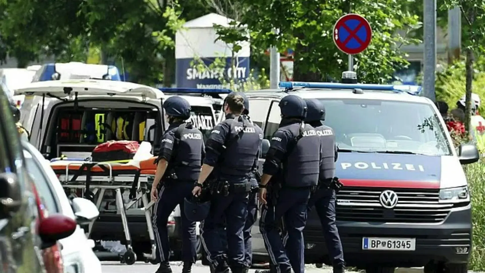 Najmenej 10 osôb v utorok zahynulo a dvojciferný počet ďalších je zranených po streľbe na strednej škole v rakúskom meste Graz. Páchateľ spáchal samovraždu.