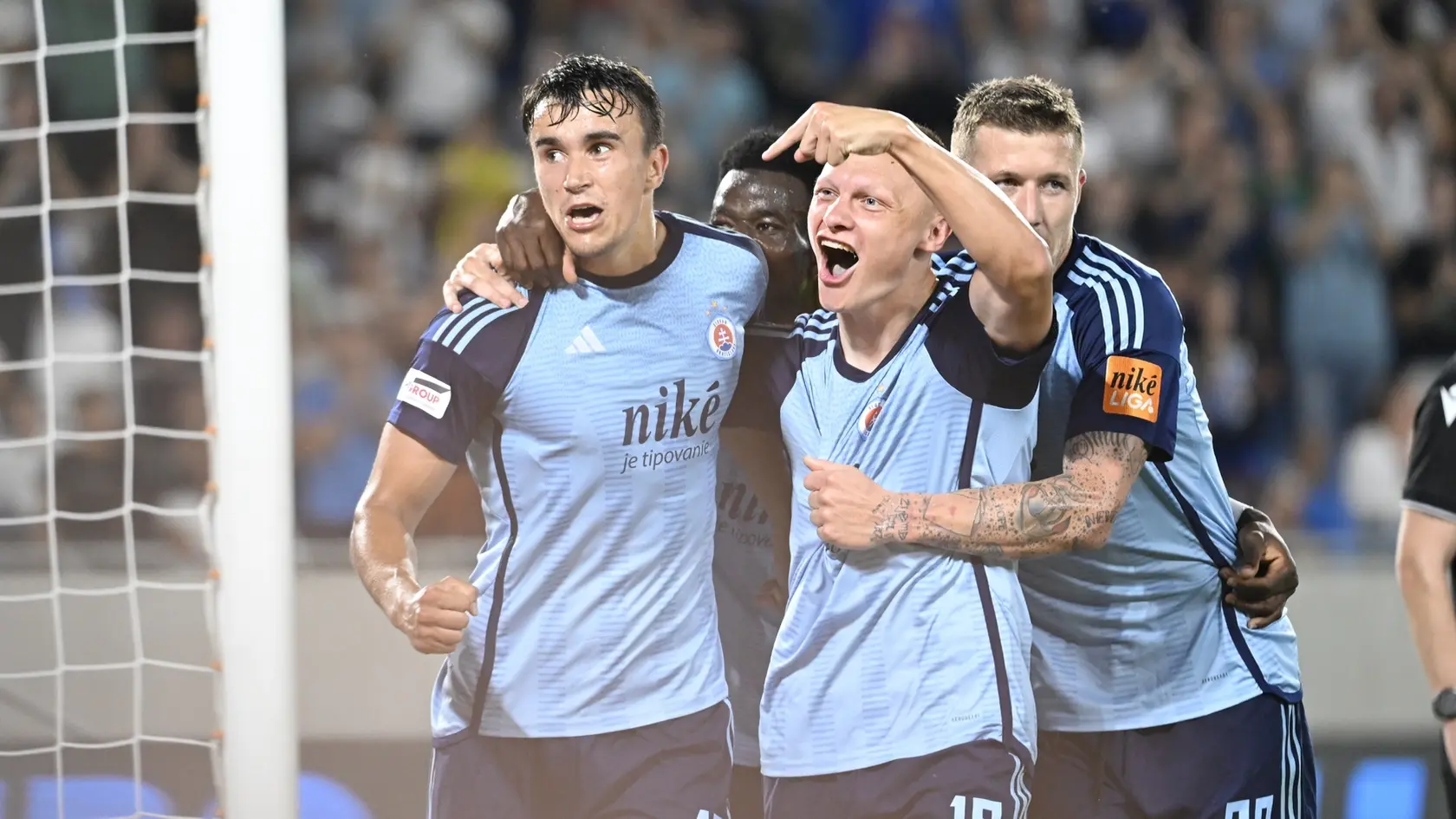 Zľava Dávid Strelec, Nino Marcelli a Juraj Kucka (všetci Slovan) oslavujú gól.