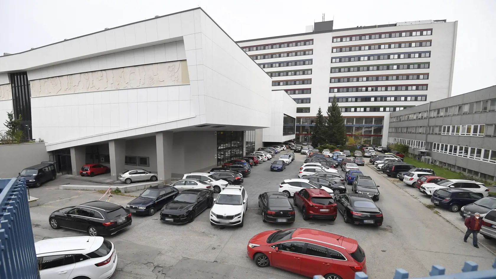 Univerzitná nemocnica Louisa Pasteura (UNLP) Košice po uzavretom moste uzavrela aj kryté podzemné parkovisko, ktoré je v havarijnom stave a tak sa parkovanie v nemocnici ešte viac skomplikuje. Priestranstvo nad krytým parkoviskom, je tiež v zlom stave, technická kontrola ukáže, či bude nevyhnutné uzavrieť aj túto plochu. Na snímke parkovanie v areáli nemocnice. Košice, 18. októbra 2021. FOTO TASR – František Iván