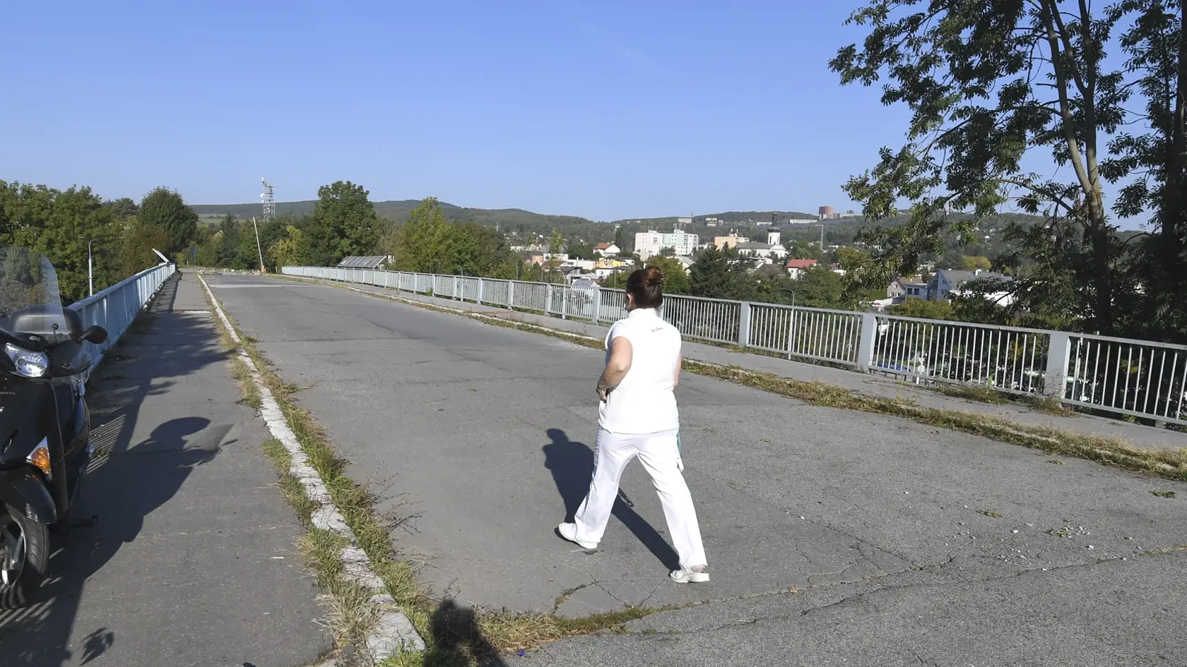 Košická Univerzitná nemocnica Louisa Pasteura (UNLP) uzavrela pre zlý stav oblúkový most premosťujúci komunikácie a električkovú trať na Triede SNP. Stav mostného objektu slúži len na prechod peších chodcov. Mostný objekt má 40 rokov a neinvestovalo sa do jeho údržby od začiatku jeho užívania. Košice, 4. októbra 2021. FOTO TASR – František Iván