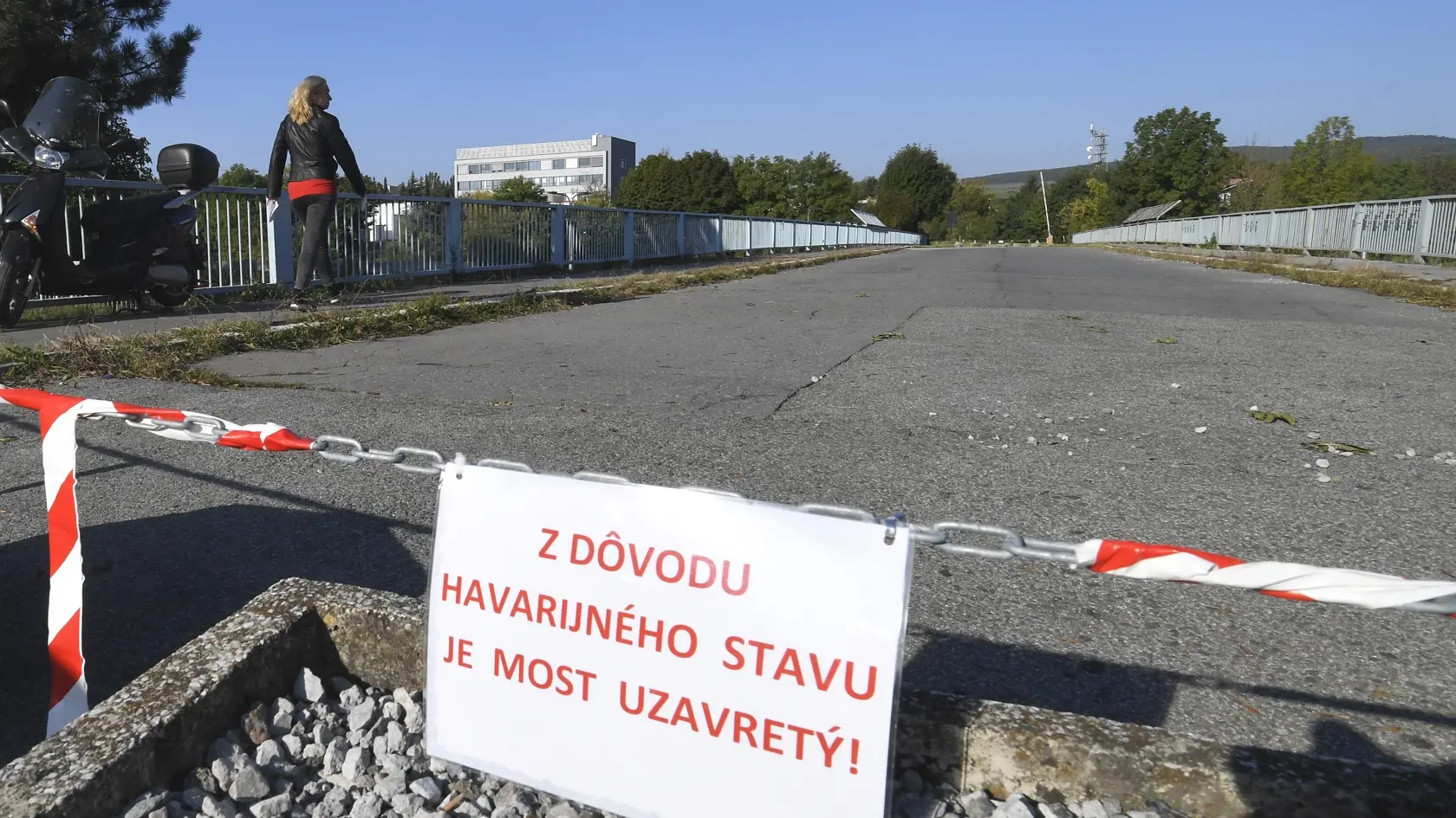 Košická Univerzitná nemocnica Louisa Pasteura (UNLP) uzavrela pre zlý stav oblúkový most premosťujúci komunikácie a električkovú trať na Triede SNP. Stav mostného objektu slúži len na prechod peších chodcov. Mostný objekt má 40 rokov a neinvestovalo sa do jeho údržby od začiatku jeho užívania. Košice, 4. októbra 2021. FOTO TASR – František Iván