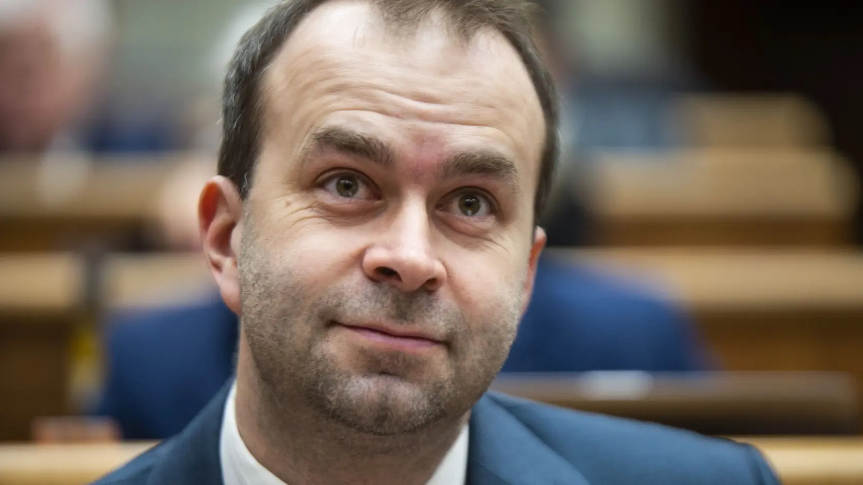 V koalícii sa má o zákone o tzv. covidových amnestiách, ak ho prezident SR Peter Pellegrini nepodpíše a vráti do parlamentu, ešte diskutovať. Poslanec Národnej rady (NR) SR Roman Michelko (SNS) si myslí, že SNS a Smer-SD by nemali problém prelomiť prípadné veto hlavy štátu. Zákonodarca Ján Podmanický (Smer-SD) legislatívu víta a za prípadné prelomenie veta bude hlasovať. Predseda poslaneckého klubu PS Martin Dubéci a poslanec Jozef Hajko (KDH) zákon kritizujú.