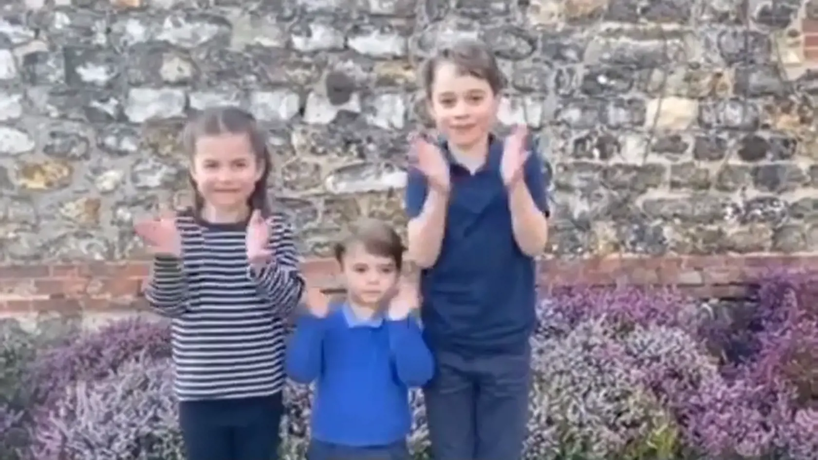 Princezná Charlotte, princ Louis a princ George tlieskajú všetkým lekárom.