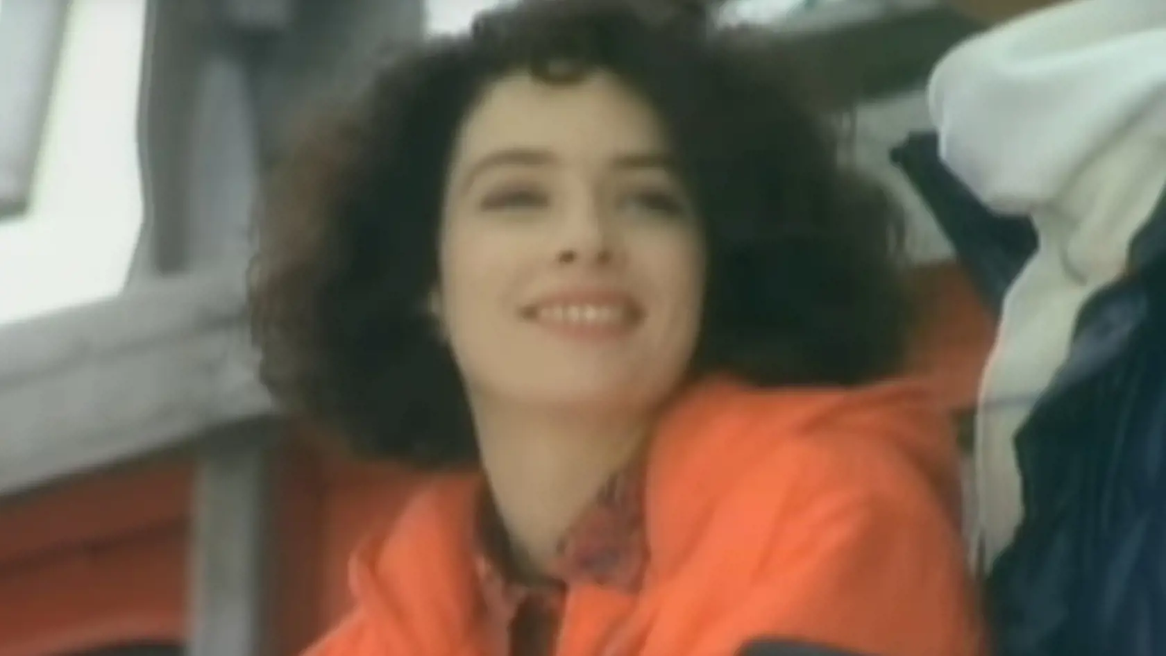 Kathy Hillová mala vo videoklipe Last Christmas tmavé kučeravé vlasy ostrihané na bob-a.
