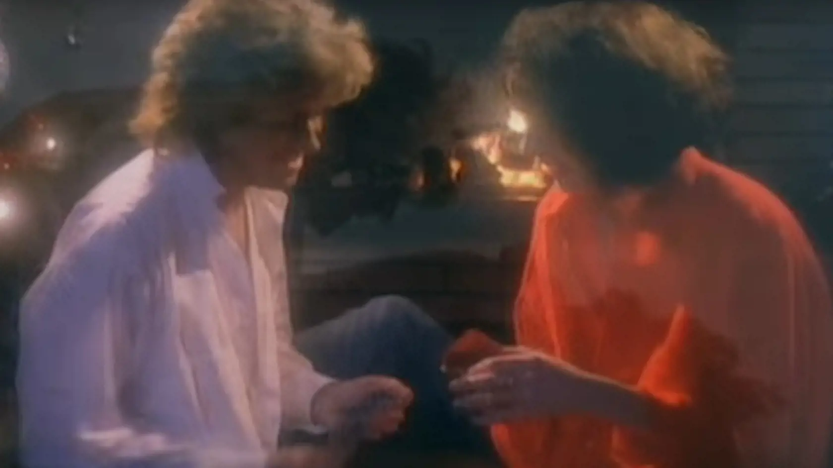George Michael a Kathy Hillová ako rozídení milenci v klipe Last Christmas.