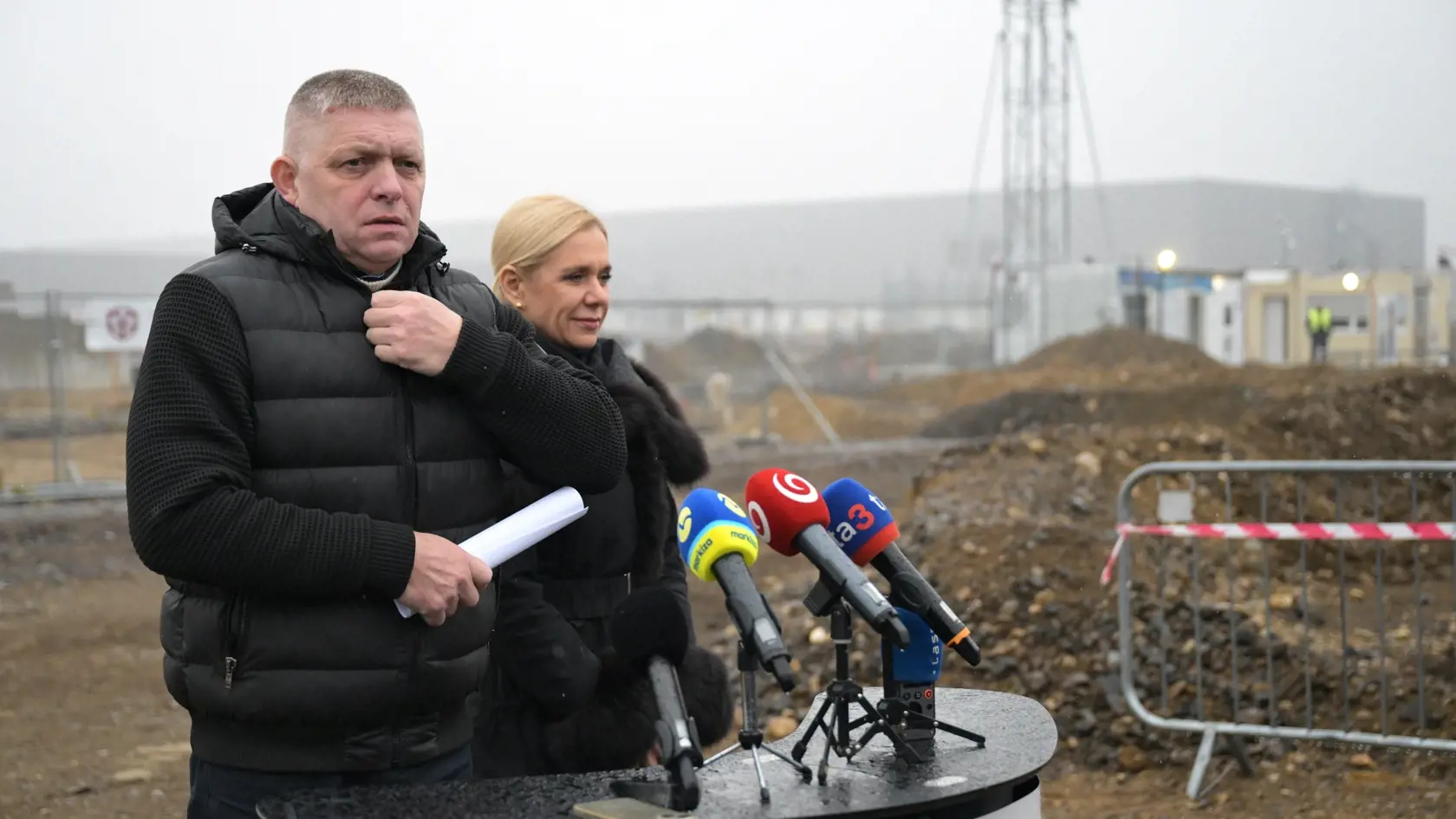 Na snímke zľava predseda vlády SR Robert Fico  (Smer-SD) a podpredsedníčka vlády a ministerka hospodárstva SR Denisa Saková (Hlas-SD) počas tlačovej konferencie v priemyselnom parku Valaliky 28. novembra 2024 na stretnutí s predstaviteľmi spoločností Valaliky Industrial Park a MH Invest k aktuálnej situácii v súvislosti s výstavbou závodu Volvo.