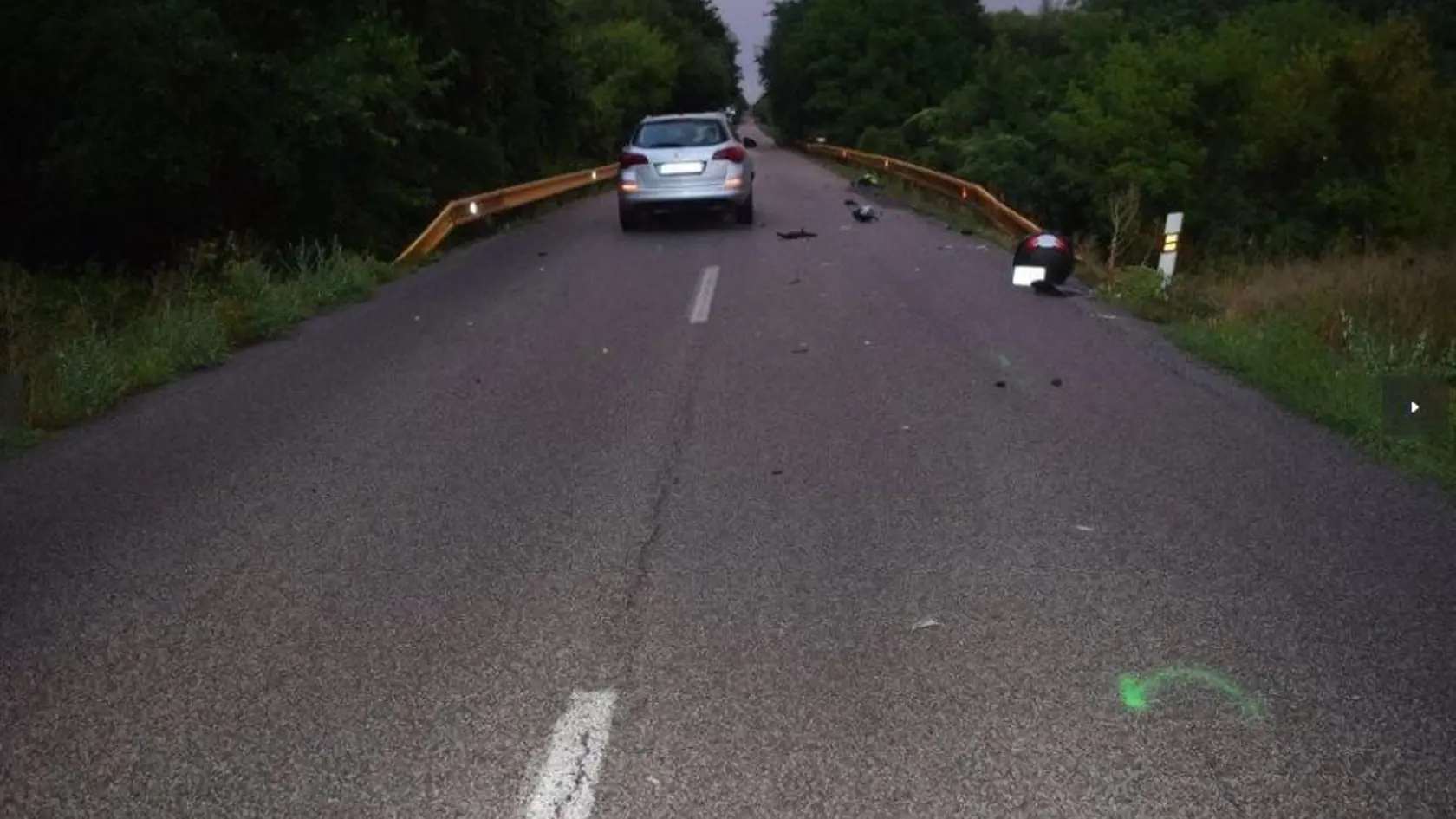 Zrážka motorkára a osobného auta sa stala medzi obcami Šahy a Preseľany nad Ipľom.