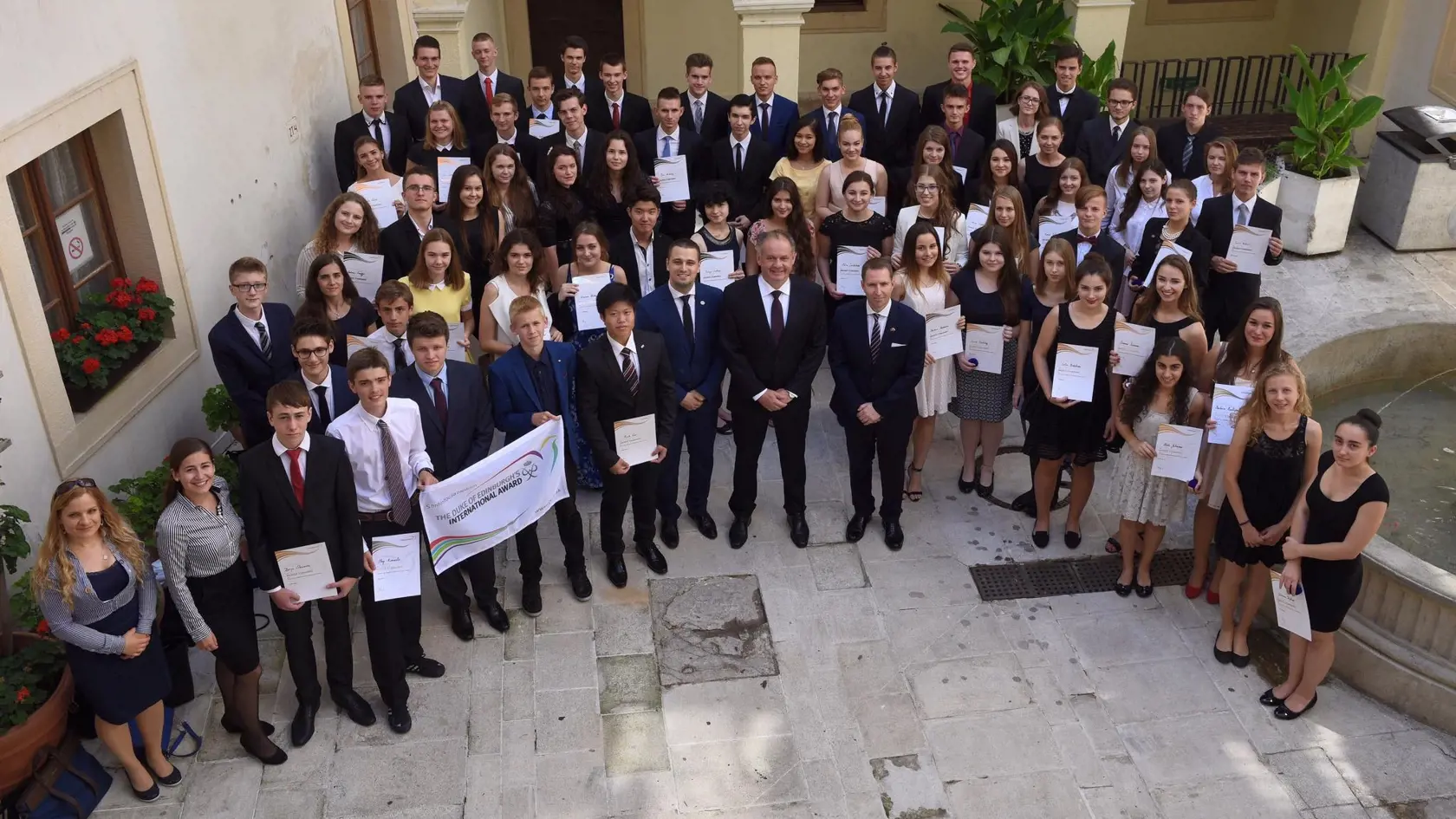 Viac ako 70 mladých ľudí si v júni 2016 v Primaciálnom paláci prevzalo prestížne ocenenie Medzinárodnej ceny vojvodu z Edinburghu na prvej ceremónií na Slovensku za účasti Prezidenta Andreja Kisku.