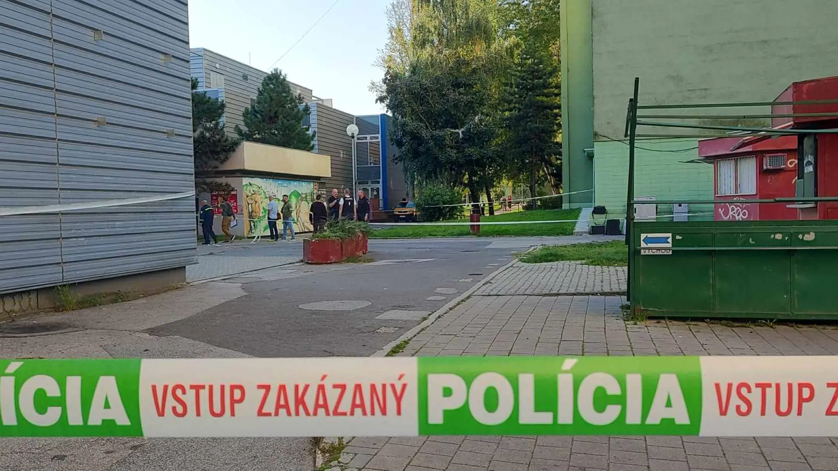 Na snímke miesto nočnej streľby na Fedákovej ulici v bratislavskej mestskej časti Dúbravka. Štyri osoby boli zranené, jeden človek zomrel.