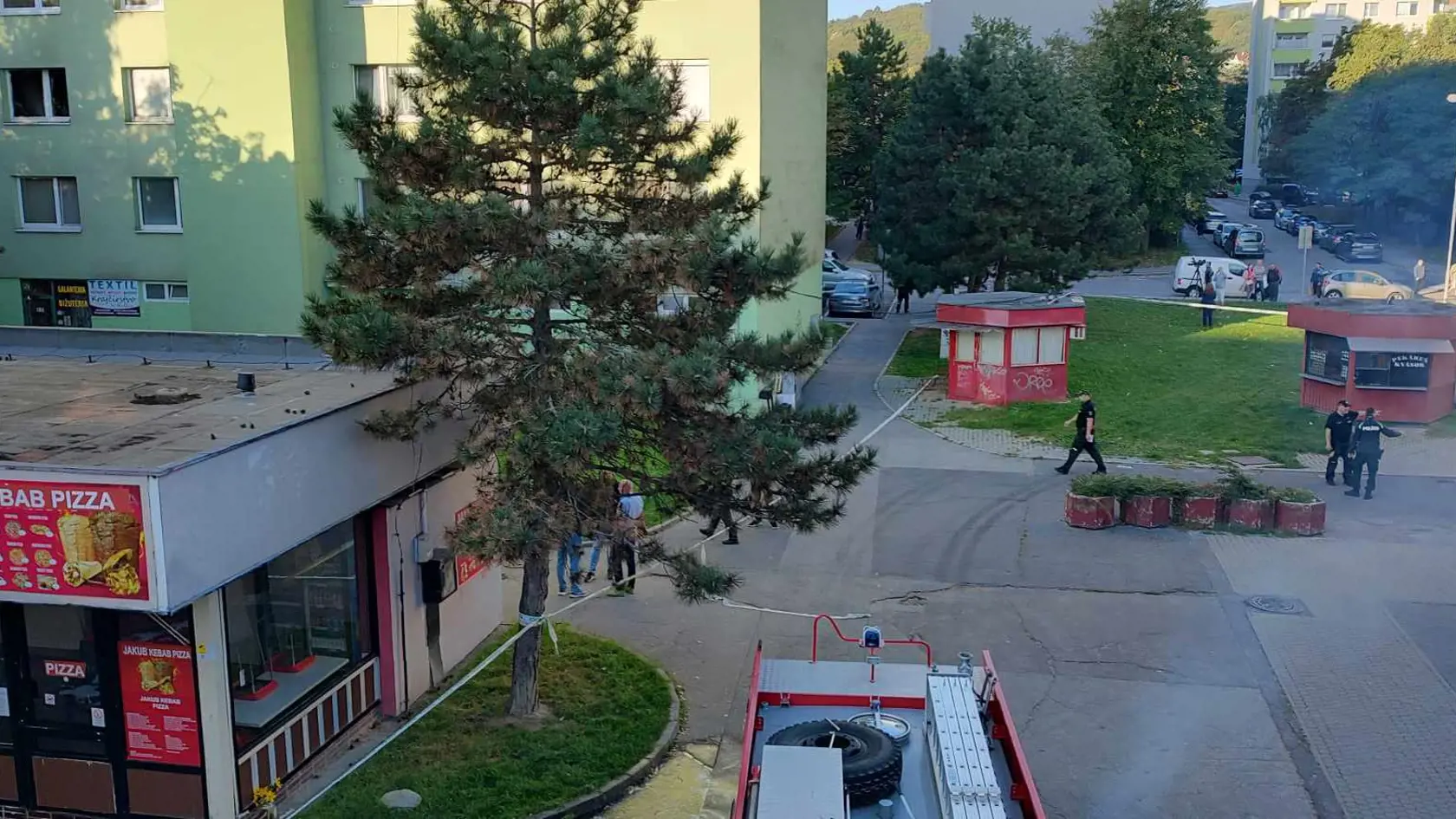 Na snímke miesto nočnej streľby na Fedákovej ulici v bratislavskej mestskej časti Dúbravka. Štyri osoby boli zranené, jeden človek zomrel.