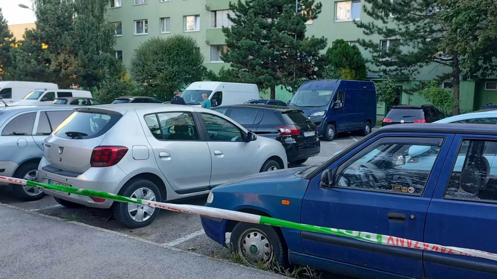 Na snímke miesto nočnej streľby na Fedákovej ulici v bratislavskej mestskej časti Dúbravka. Štyri osoby boli zranené, jeden človek zomrel.