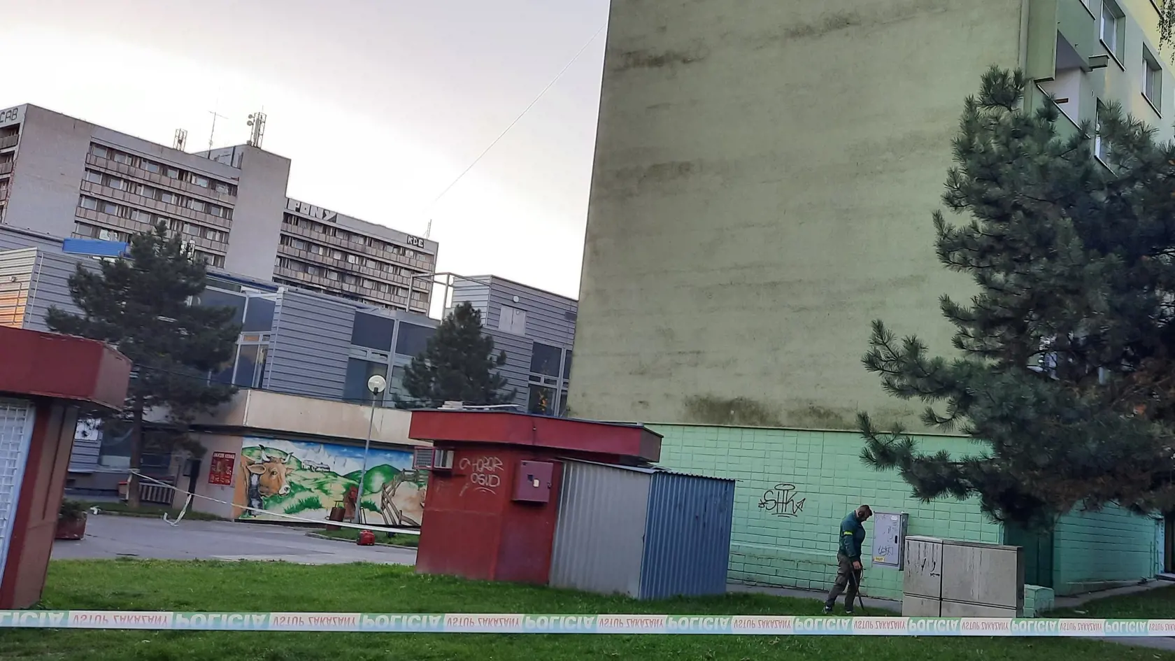 Nočná streľba v bratislavskej Dúbravke zo stredy (27. 9.) na štvrtok si vyžiadala jedného mŕtveho. Ďalší štyria ľudia sa zranili. Na snímke vyšetrovanie na mieste streľby 28. septembra 2023 v bratislavskej Dúbravke.