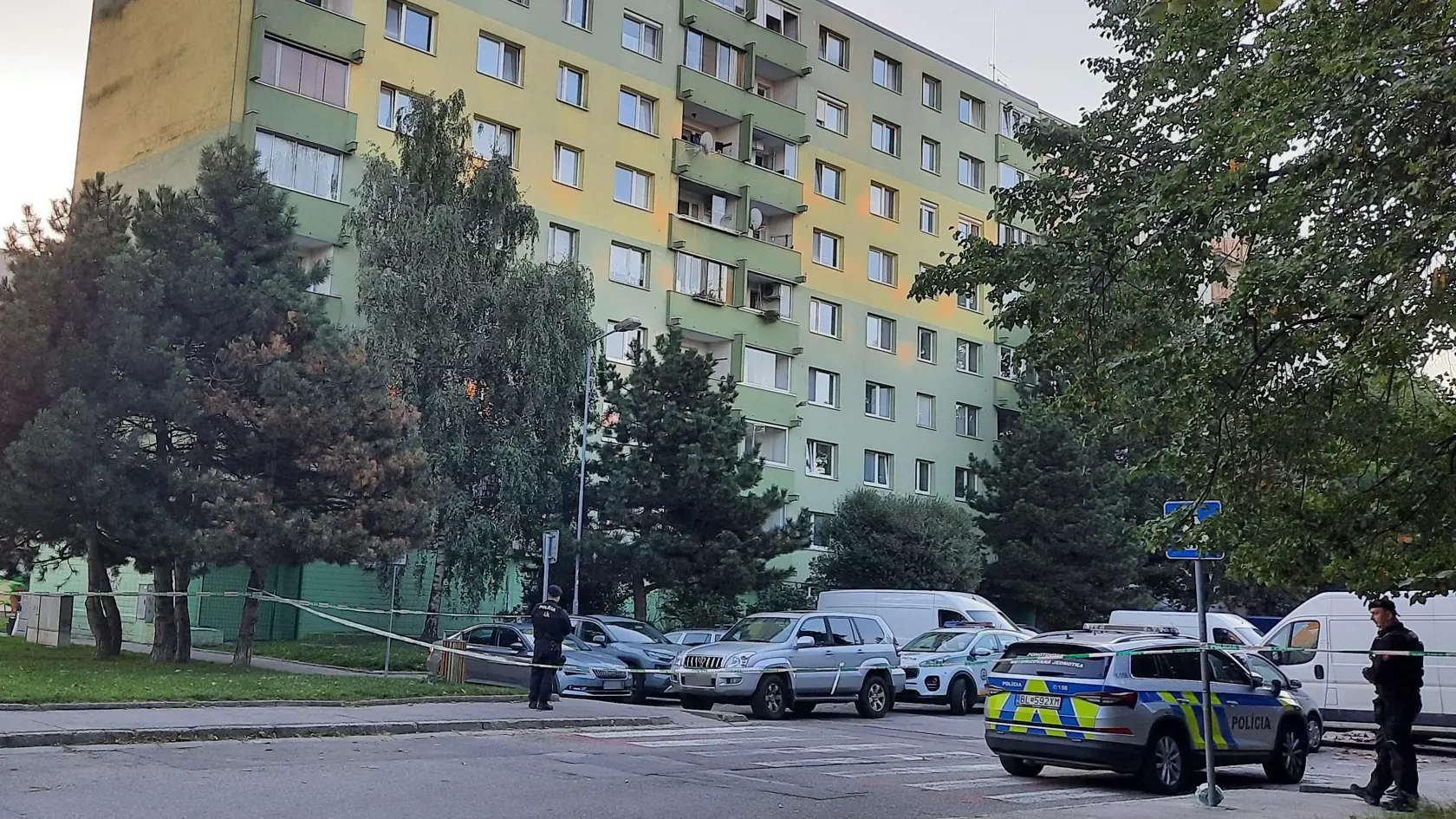 Nočná streľba v bratislavskej Dúbravke zo stredy (27. 9.) na štvrtok si vyžiadala jedného mŕtveho. Ďalší štyria ľudia sa zranili. Na snímke policajti hliadkujú po streľbe 28. septembra 2023 v bratislavskej Dúbravke.
