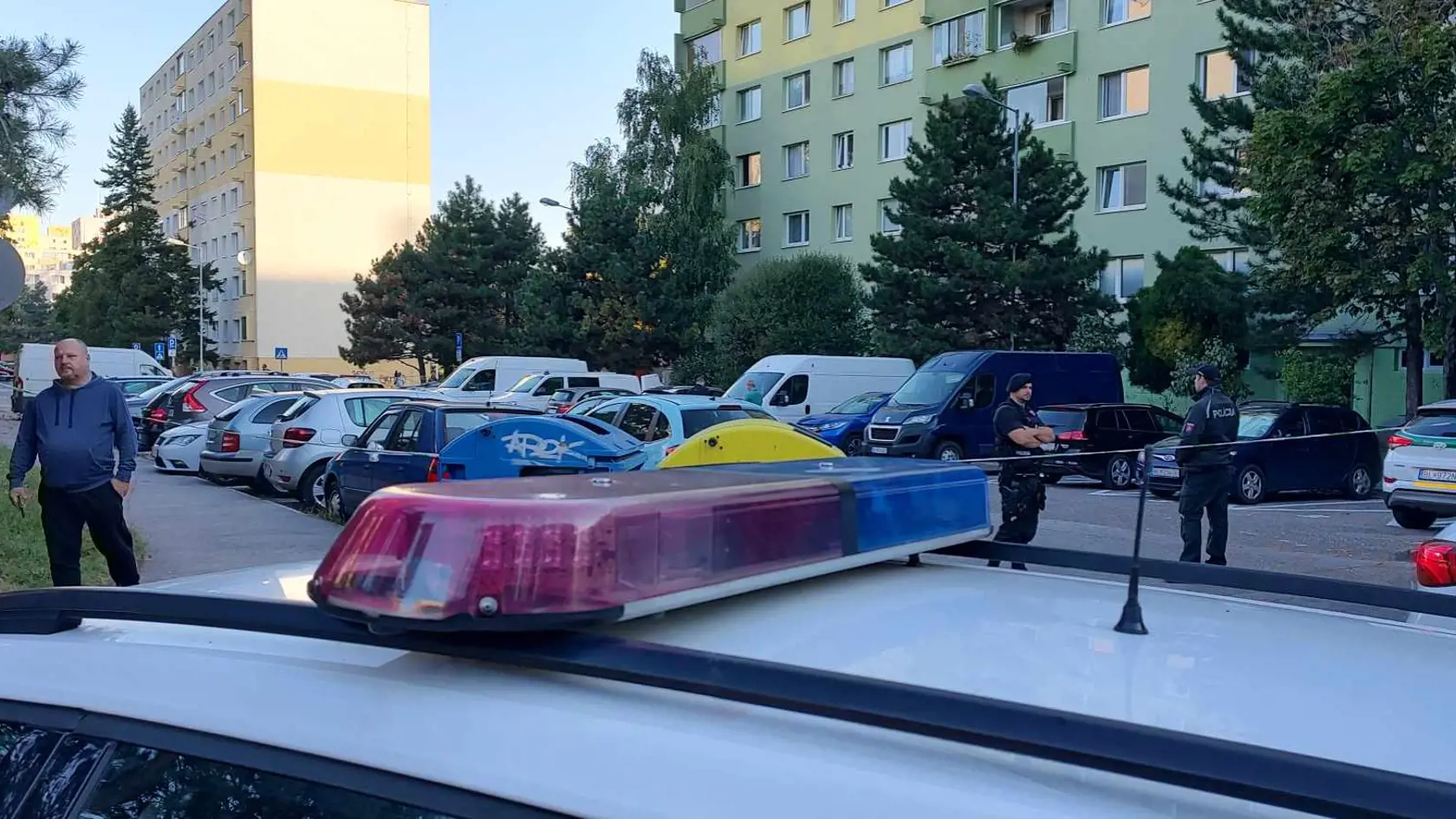 Na snímke miesto nočnej streľby na Fedákovej ulici v bratislavskej mestskej časti Dúbravka. Štyri osoby boli zranené, jeden človek zomrel.