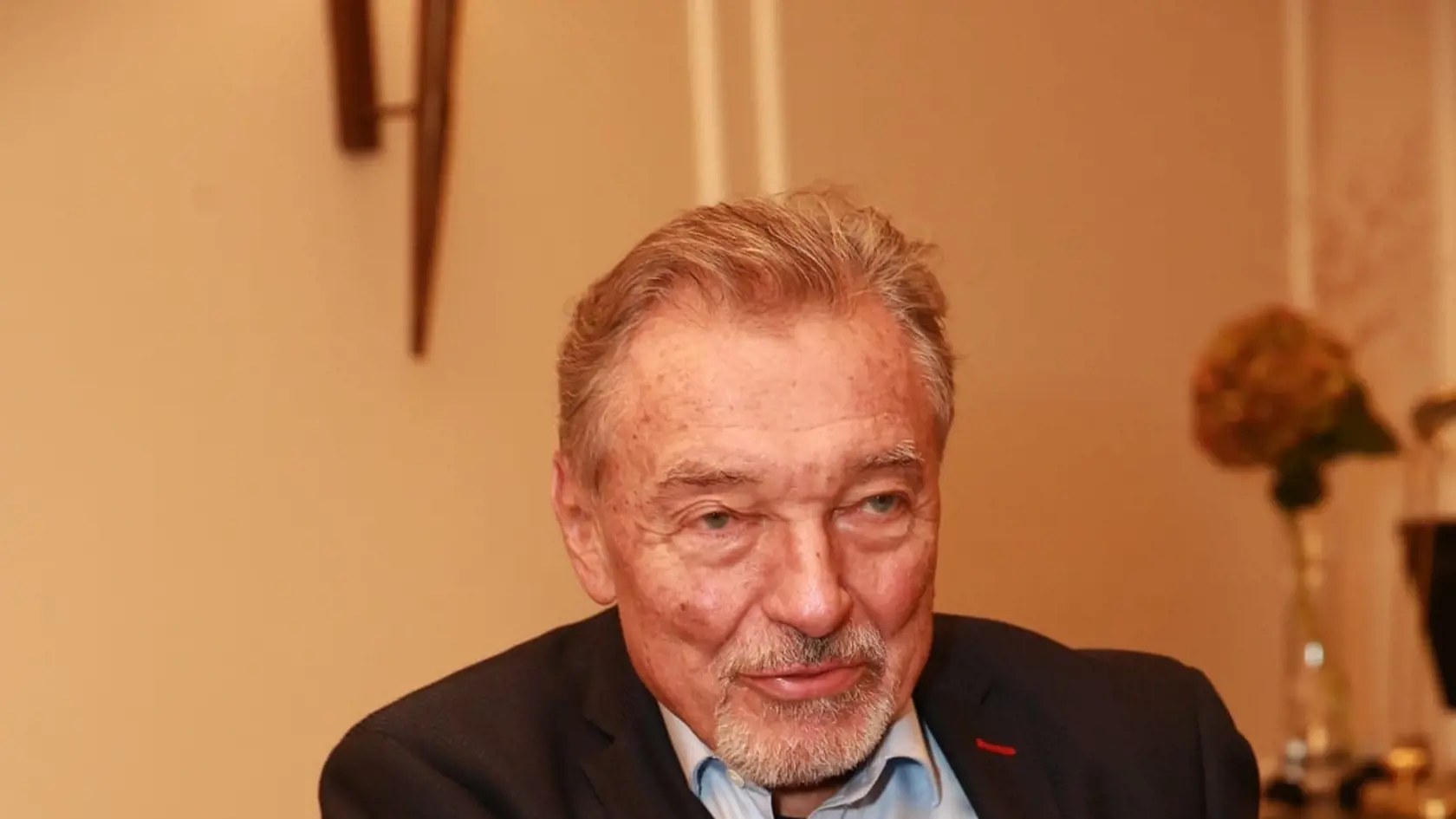 Český spevák Karel Gott.