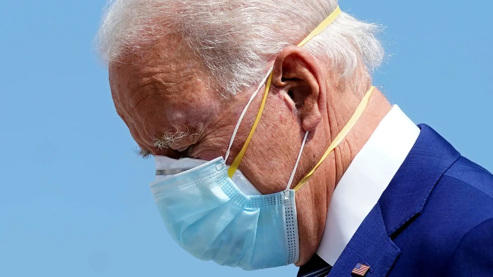 Najznámejšími zástancami teórie dvoch rúšok sú Kamala Harris a Joe Biden.