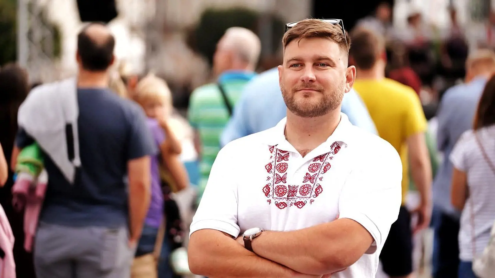 "Som človek, ktorý vyrastal na Slovensku a mám k nemu pozitívny vzťah. Zamýšľal som sa, že čo so Slovenskom a čo sa tu vlastne deje, skrz najmä covid a obmedzovania slobody prejavu či demokratických princípov," vysvetľuje autor textu.
