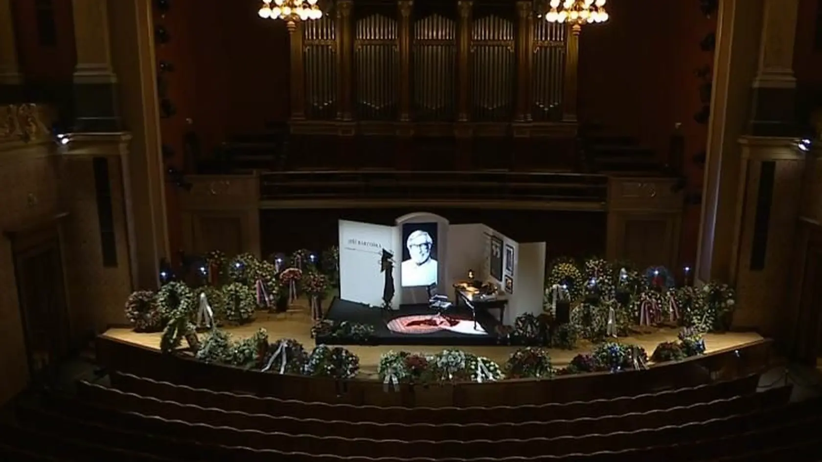 Česko dáva zbohom Jiřímu Bartoškovi (†78). V pražskom Rudolfine sa s ním lúčia fanúšikovia od 10. do 17. hodiny. Rodina sa s ním vraj už v rozlúčila v tajnosti.
