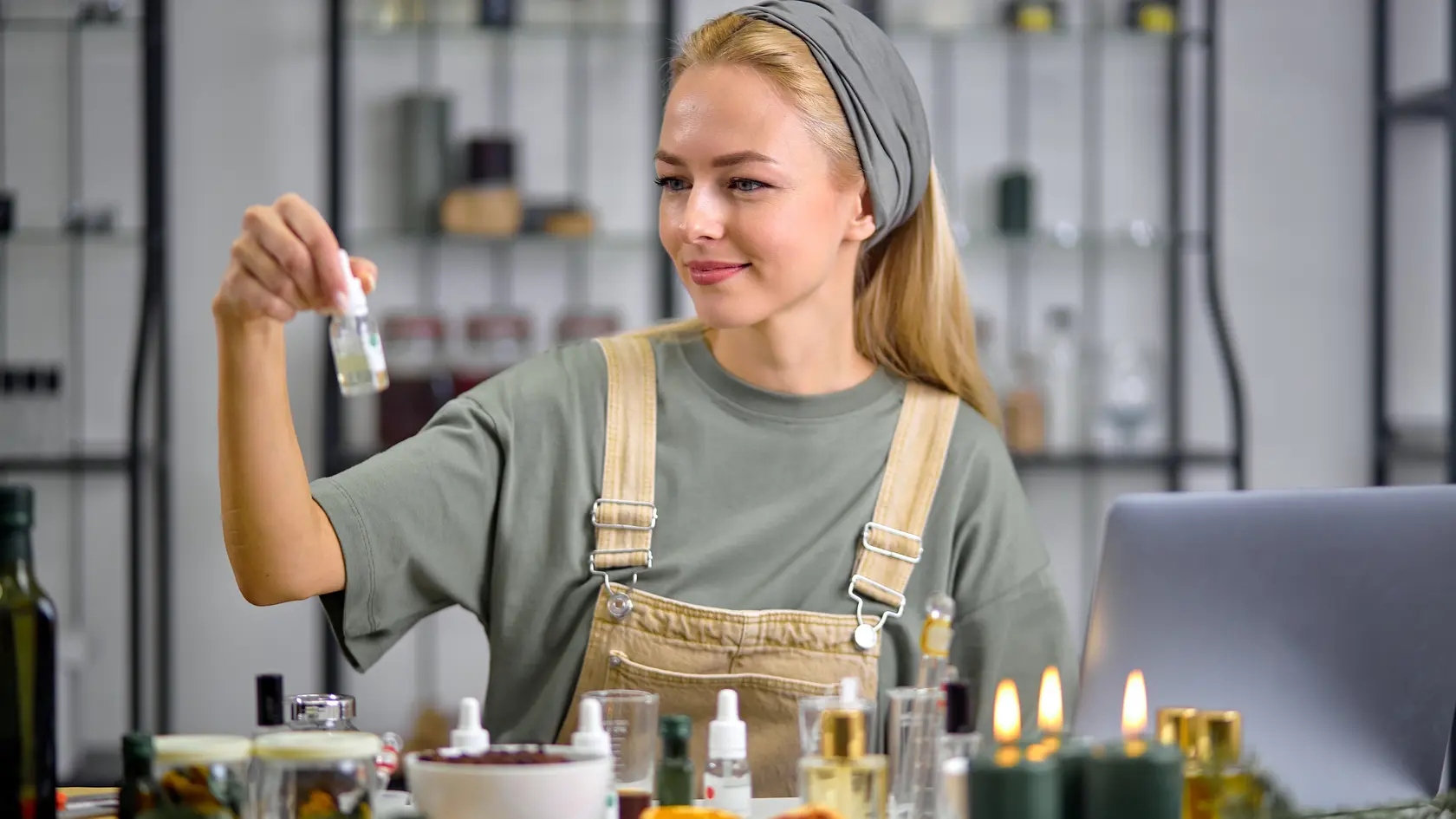 Práca v kozmetickom laboratóriu by sa dala prirovnať k modernej alchýmii a hľadaniu elixíru krásy a mladosti.