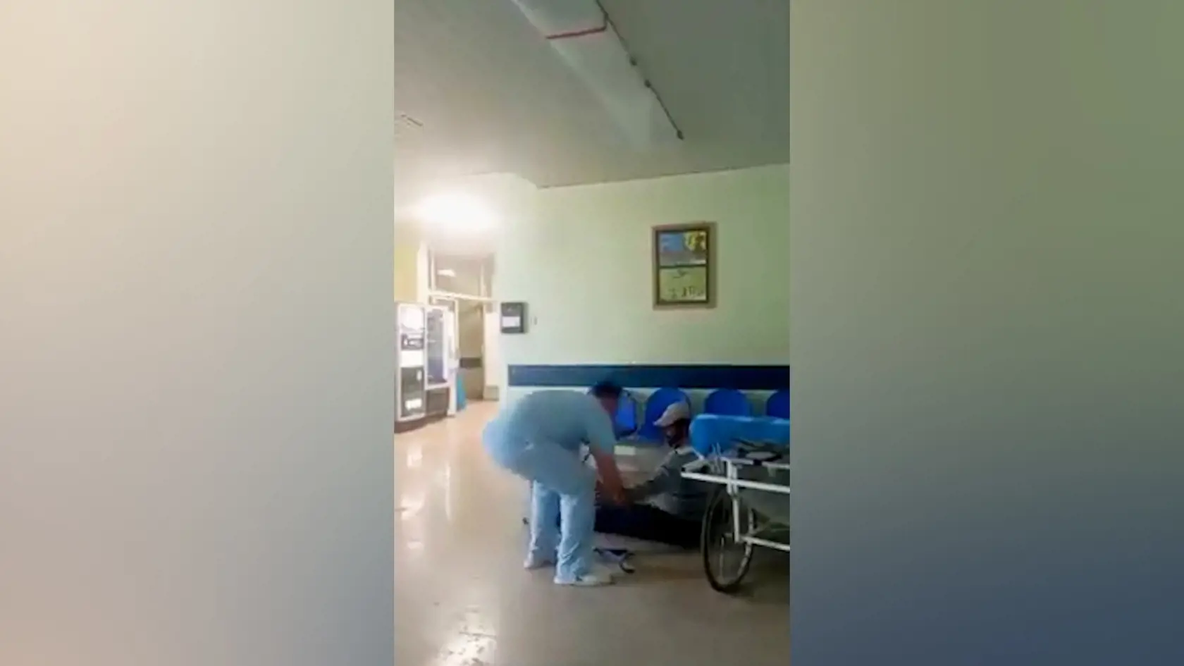 So slovami, že pacientovi pomôže, chytil zdravotník muža za ruku.
