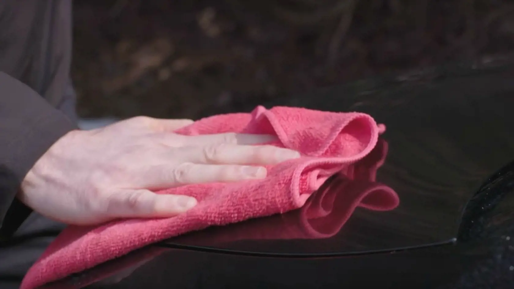Používajte mikrovláknové utierky, ktoré dokážu zachytiť kamienky či prachové častice bez toho, aby ich tlačili pred sebou a zmenili sa na brúsny papier
