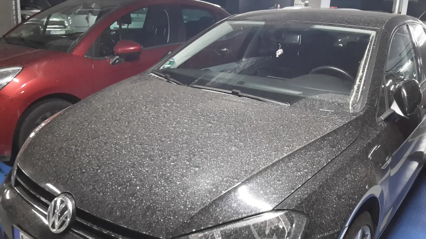 Vyzeralo vaše auto dnes ráno takto? Pozor, nemôžete ho umyť hocičím!