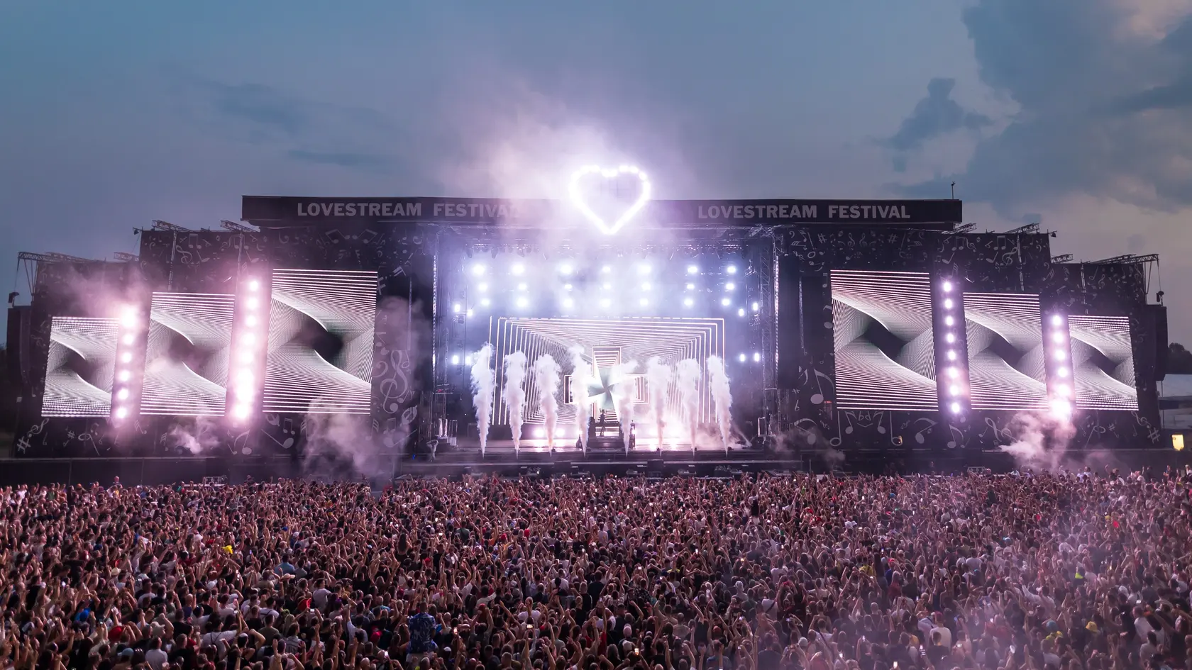 Trojdňový open-air festival sa opäť uskutoční na starom letisku vo Vajnoroch v Bratislave v termíne 15. – 17. augusta 2025.
