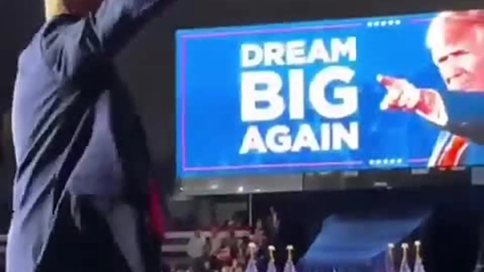 Donald Trump oslavoval znovuzvolenie tancom na legendárny hit YMCA od Village People . Pozrite sa na video.