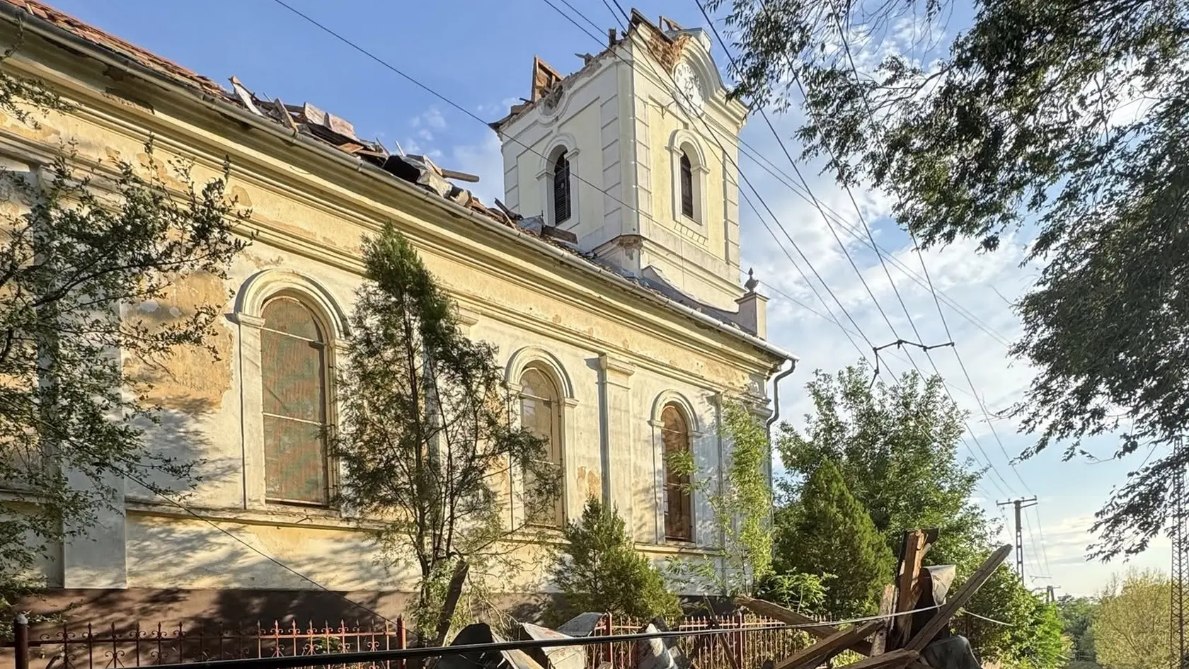 V maďarskej obci Sáp sa pri vetre zrútila veža kostola.