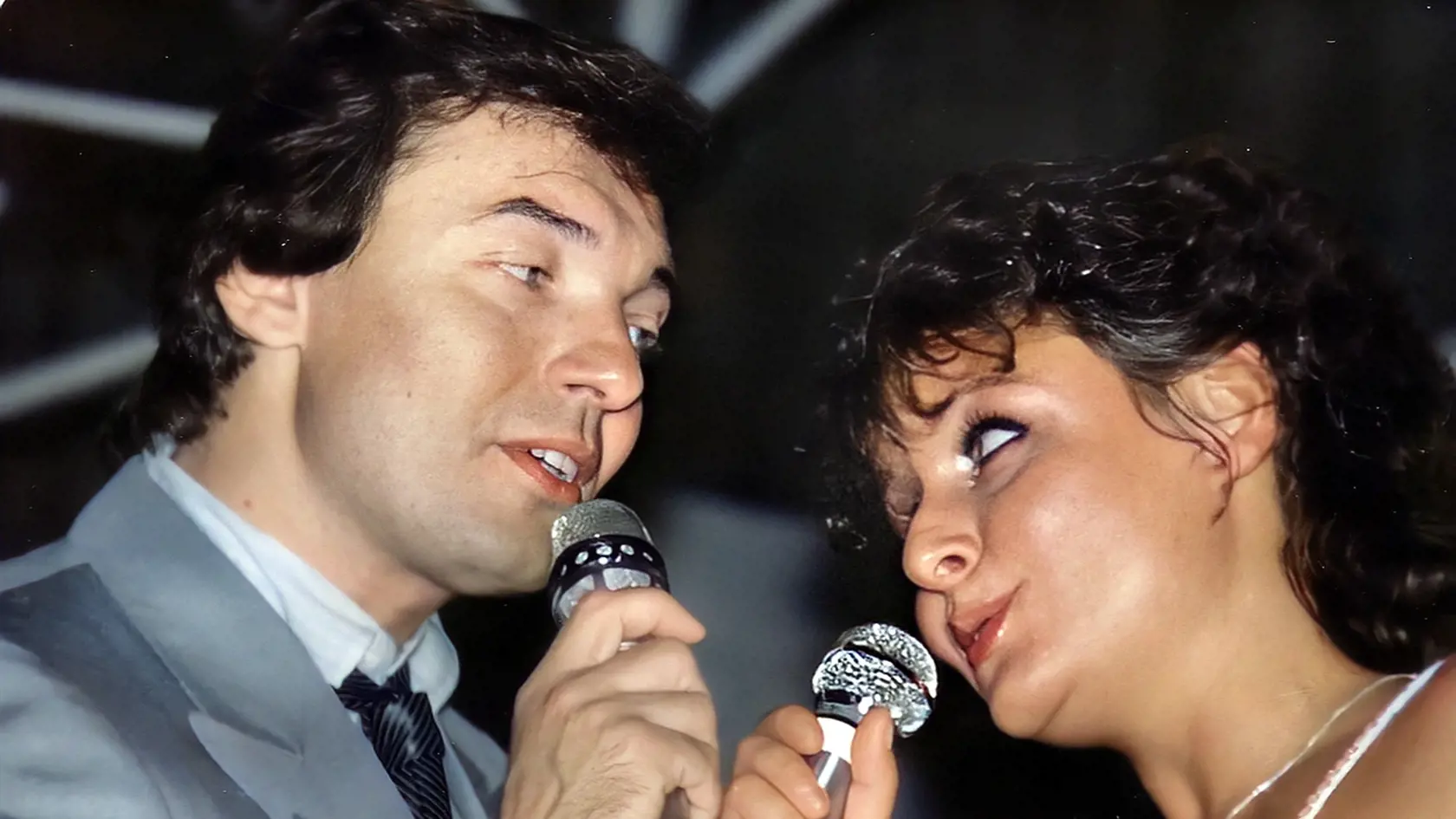 Jitka Zelenková je dodnes aktívnou speváčkou, no v súkromnom živote sa jej príliš nedarilo. Karlovi Gottovi dlho spievala vokály a ako spomínala, roky si úctivo vykali.