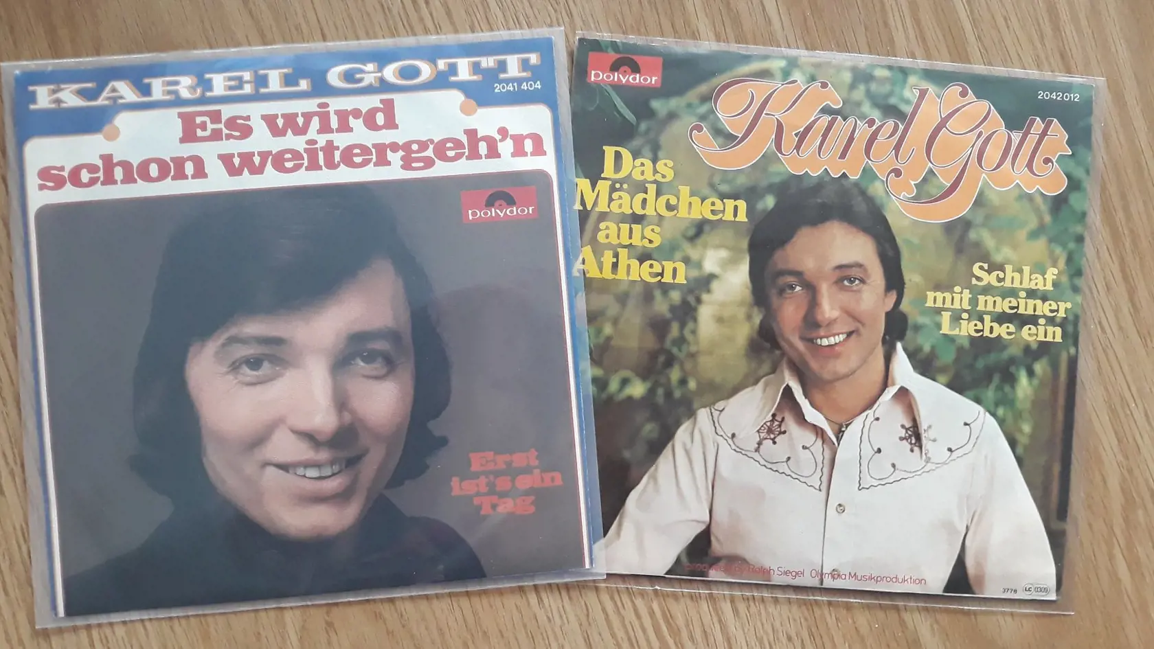 Fenomenálny Karel Gott bol podľa publikácie s názvom Gott – Československý príbeh, prísnym strážcom informácii o svojom živote. Neraz si ho vraj prikrášľoval nepravdivými, či skreslenými skutočnosťami.