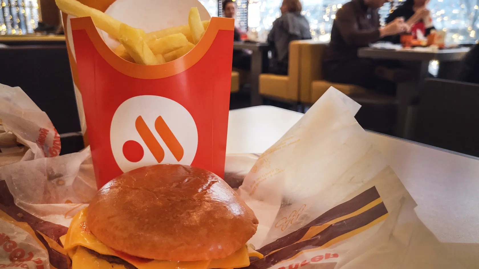 Objednaný hamburger a hranolčeky,