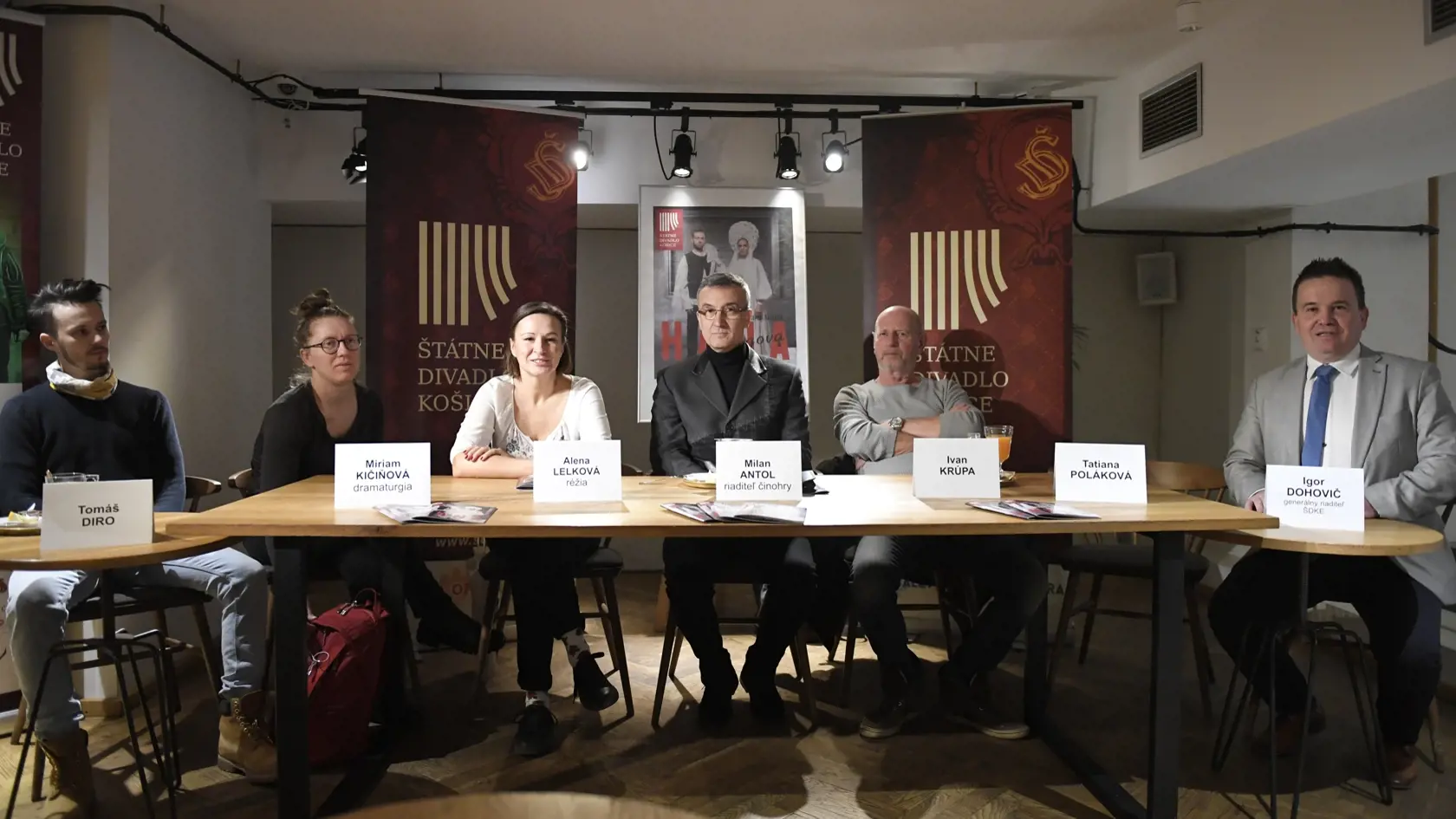 Tlačová konferencia Štátneho divadla Košice k premiére hry Jurgova Hana v Košiciach 22. januára 2020. Na snímke zľava herec Tomáš Diro, dramaturgička Miriam Kičiňová, režisérka Alena Lelková, riaditeľ činohry Milan Antol, herec Ivan Krúpa a generálny riaditeľ ŠD Košice Igor Dohovič. FOTO TASR – František Iván