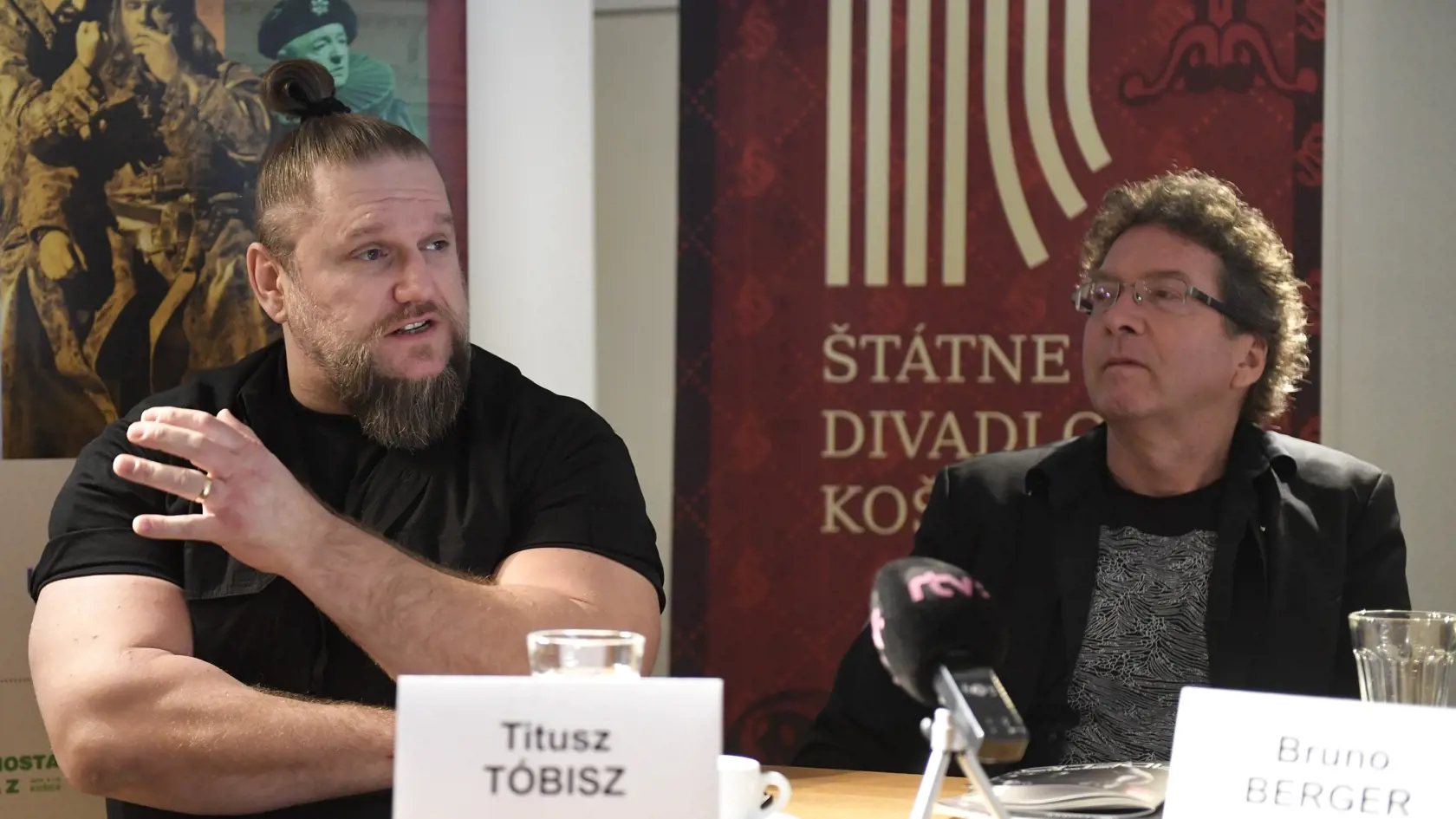 Na snímke zľava sólista Opery Štátneho divadla Košice (ŠDKE) Titusz Tóbisz a režisér Bruno Berger – Gorski počas tlačovej konferencie ŠDKE k premiére opery Ludwiga van Beethovena Fidelio v Košiciach 19. februára 2020. FOTO TASR – František Iván