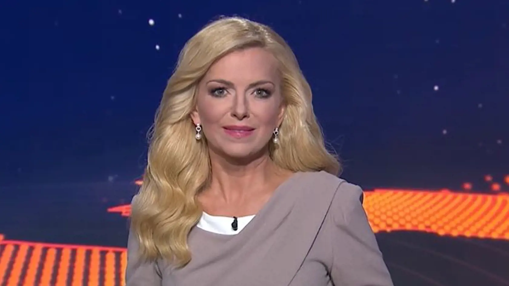 Zlatica Švajdová Puškárová počas moderovania Televíznych novín.