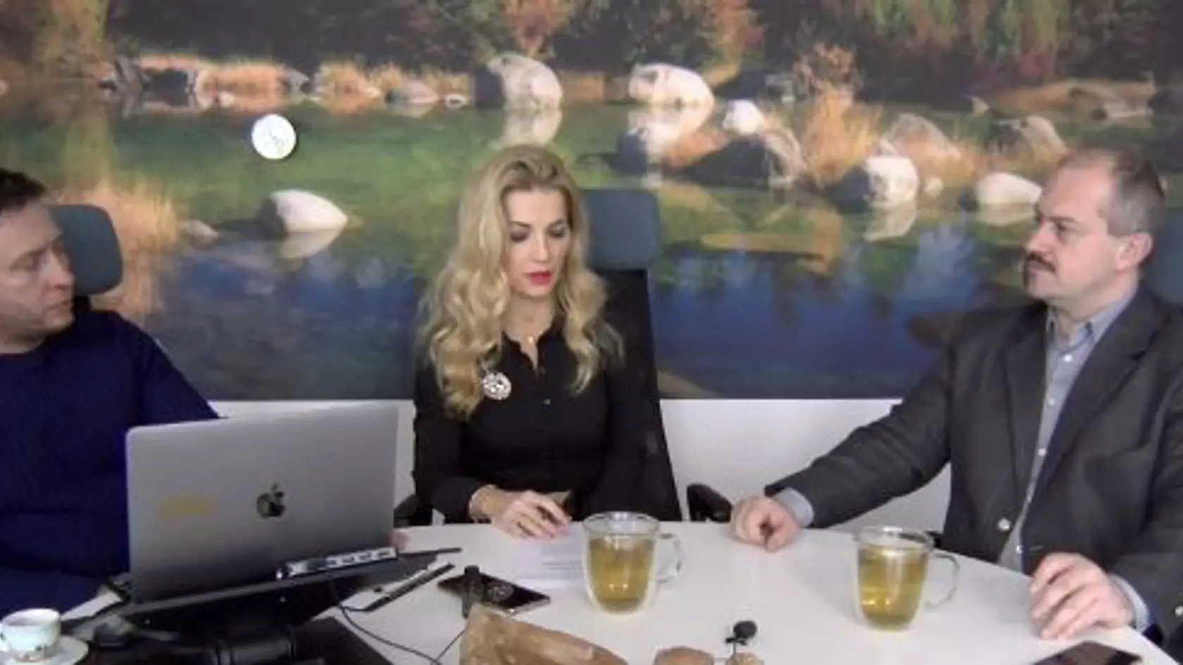 Šimkovičová moderovala bez rúška. Hosťom bol Marián Kotleba.
