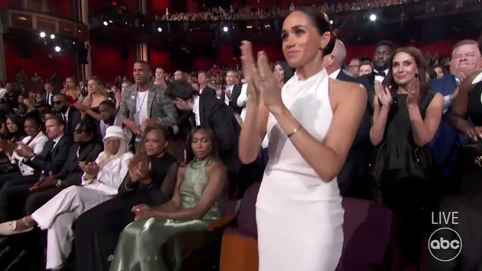 Princ Harry prebral kontroverznú cenu Pata Tillmana za zásluhy. Harryho v publiku podporovala manželka Meghan Markle, ktorá bola na svojho manžela očividne pyšná.