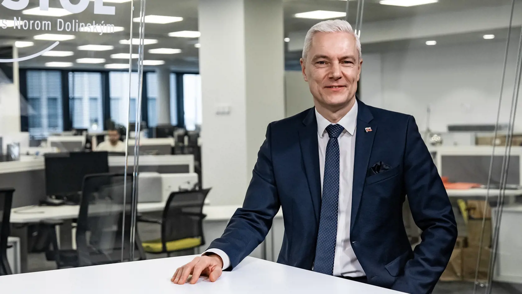 Predseda Výboru NR SR pre európske záležitosti Ján Ferenčák (Hlas-SD) počas nakrúcania relácie Karty na stôl v štúdiu Plus JEDEN DEŇ. Zároveň pôsobí ako viceprezident ÚMS a primátor Kežmarku.