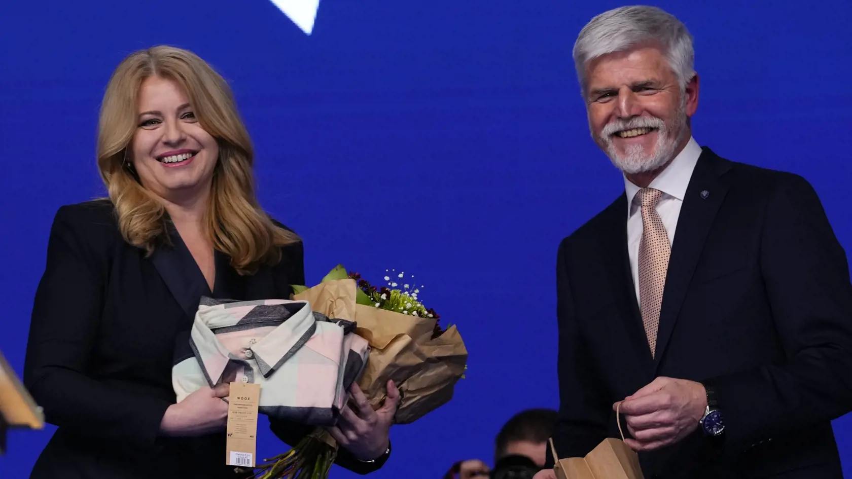Novozvolený český prezident Petr Pavel (vpravo) a prezidentka Zuzana Čaputová sa usmievajú po ohlásení predbežných neoficiálnych výsledkov 2. kola českých prezidentských volieb vo volebnom štábe Petra Pavla, v Prahe 28. januára 2023.