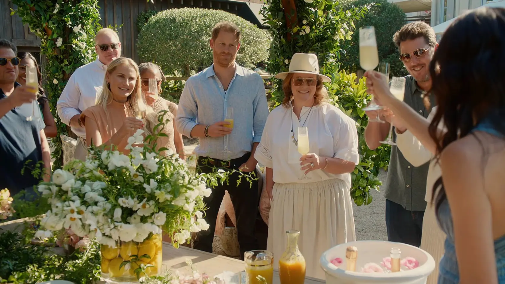 V poslednej časti si jej hostia užili brunch, nechýbal Harry.
