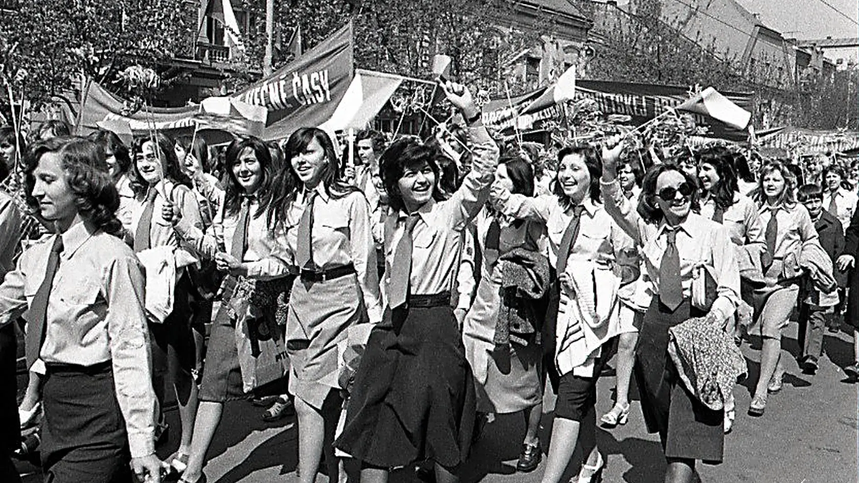 1976 Košice. Prvomájové sprievody boli podľa predstáv režimu vždy s radostne usmiatou mládežou. 