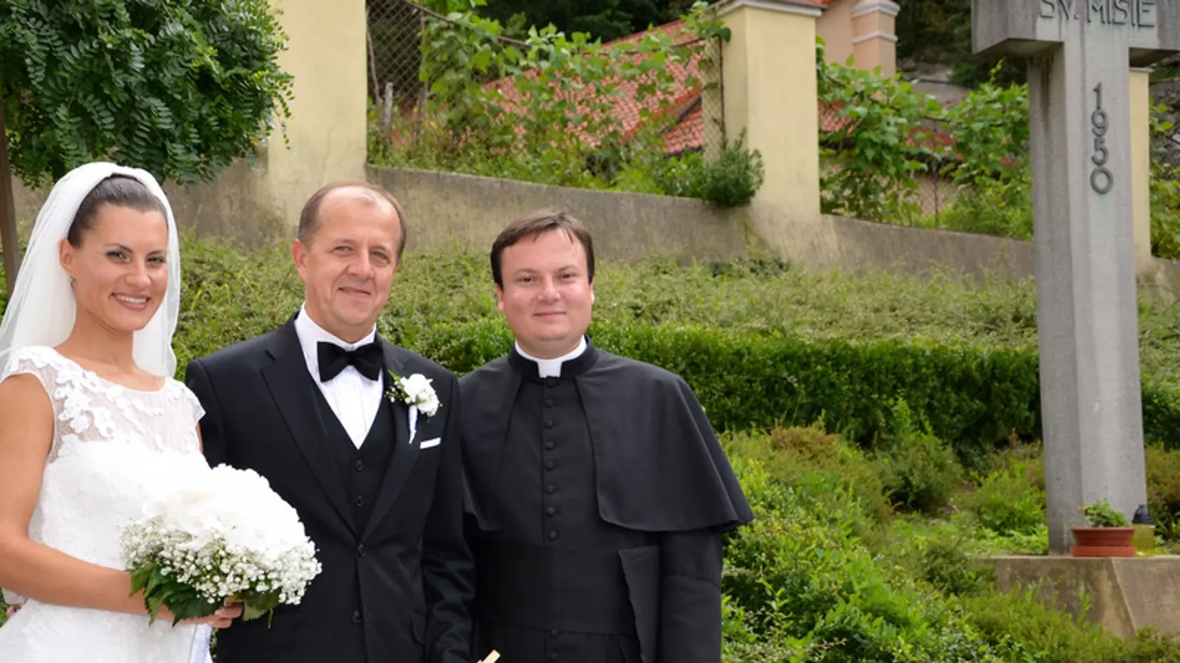 V priestoroch Farského kostola priamo pod Trenčianskym hradom sa v sobotu oženil trenčiansky primátor Richard Rybníček (44). Vzal si dlhoročnú priateľku Luciu (30).