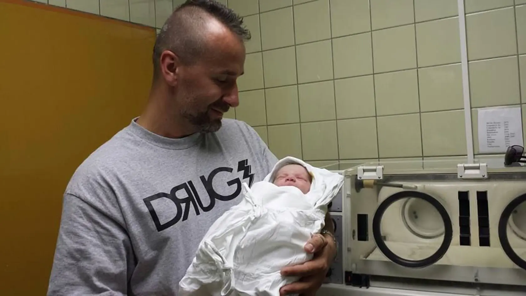 Hrdý otecko Jaro Bekr so synčekom Leonardom, ktorého mu porodila manželka Monika Hilmerová.