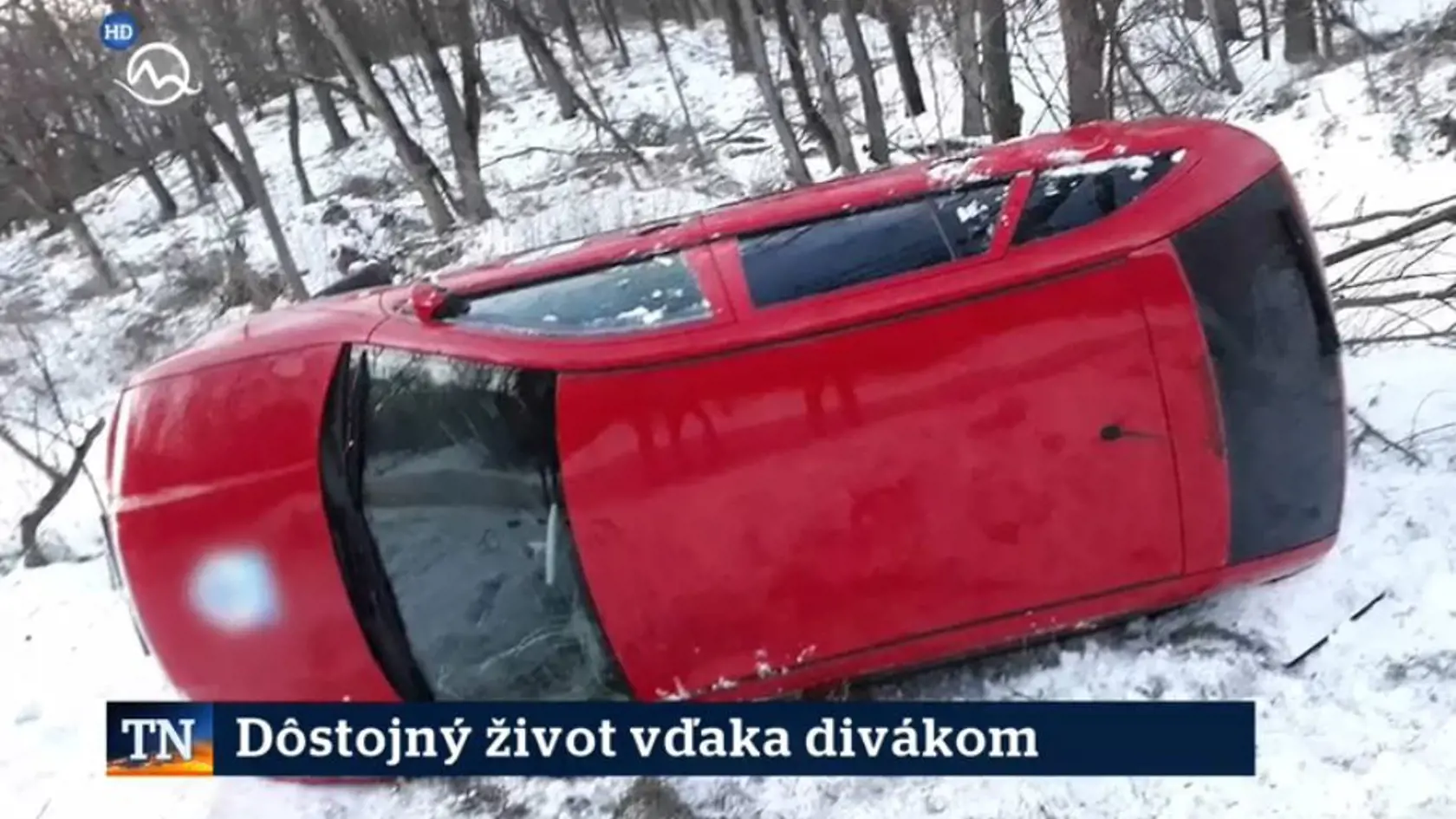 Auto s Lacom skončilo mimo vozovky prevrátené nabok. 